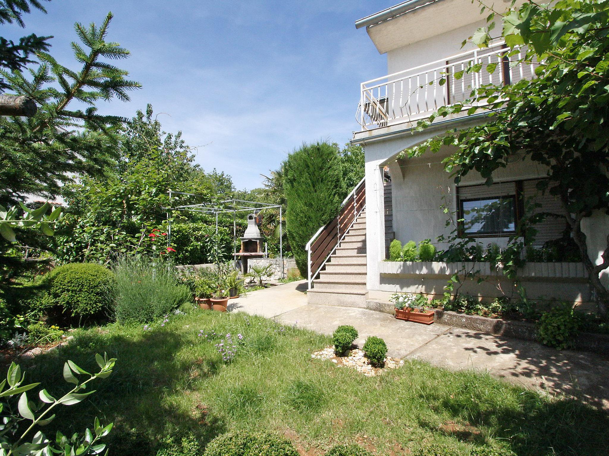 Photo 1 - Appartement en Malinska-Dubašnica avec jardin et vues à la mer