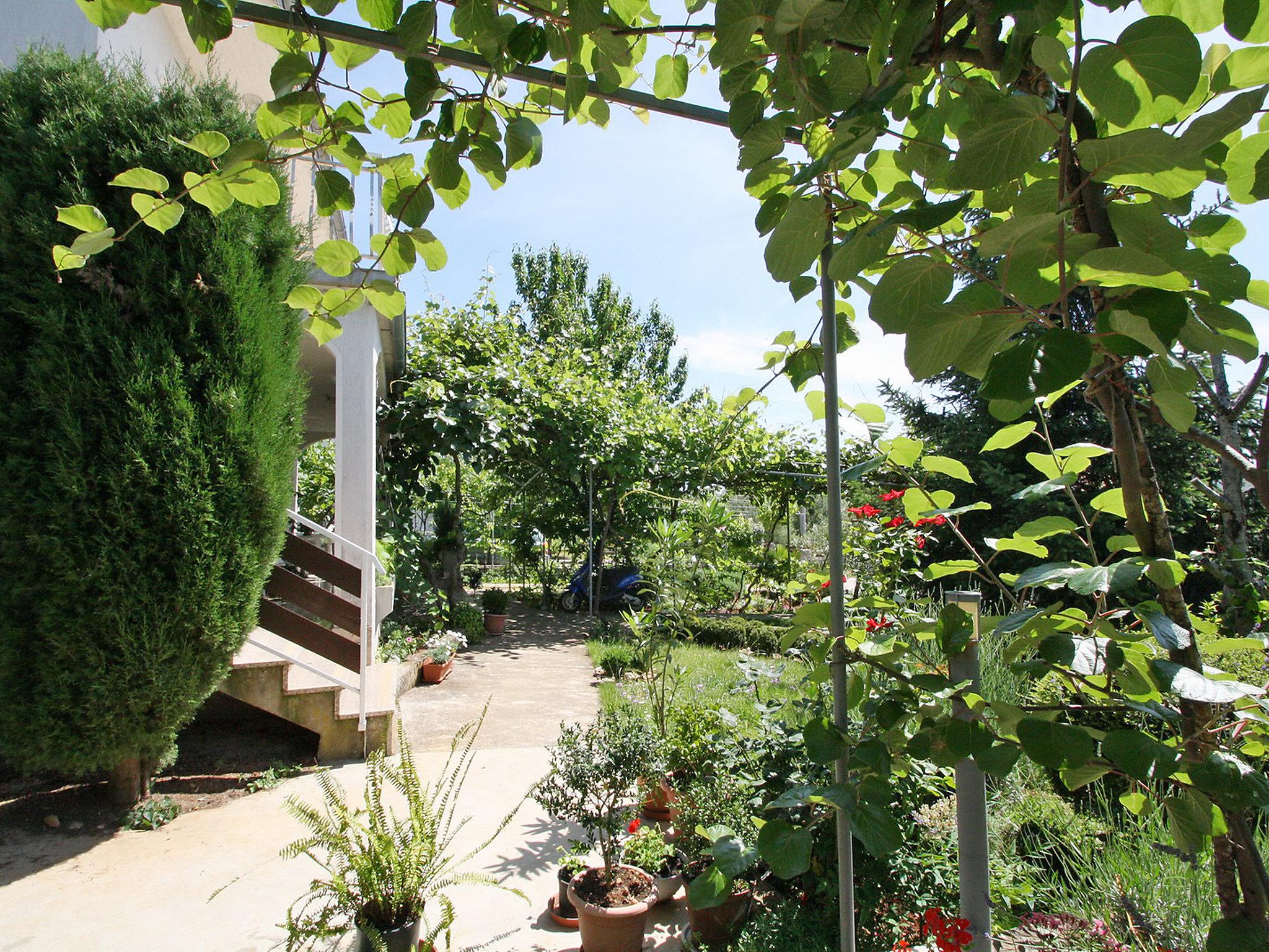 Foto 16 - Appartamento a Malinska-Dubašnica con giardino e vista mare