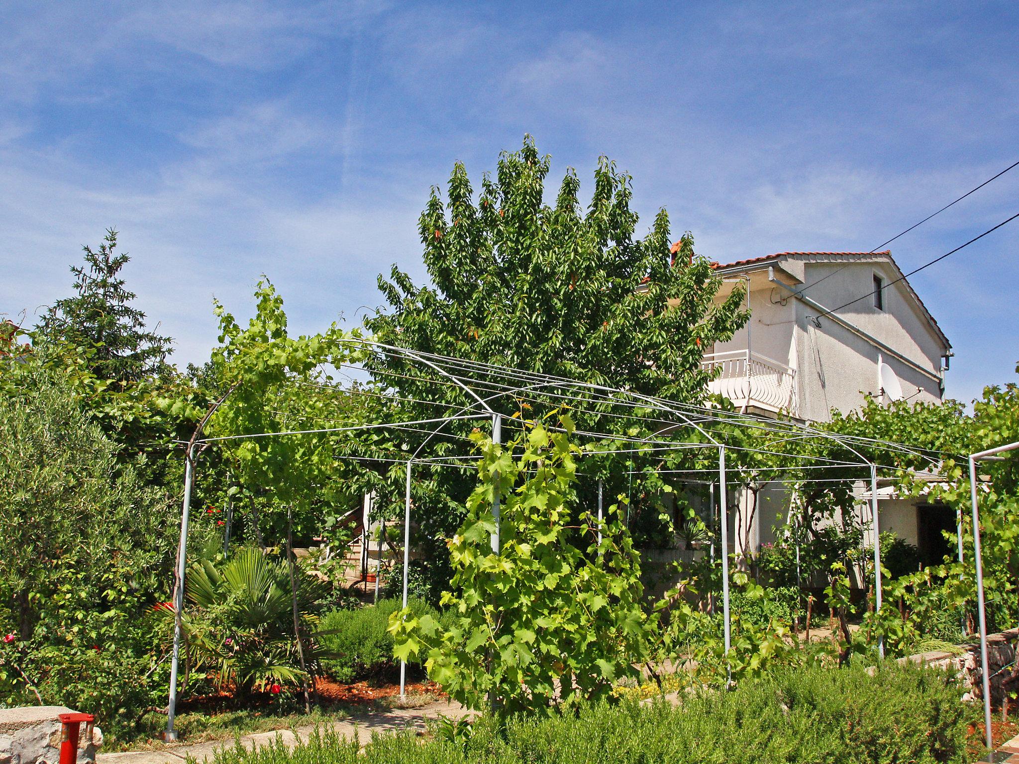 Foto 9 - Appartamento a Malinska-Dubašnica con giardino e vista mare