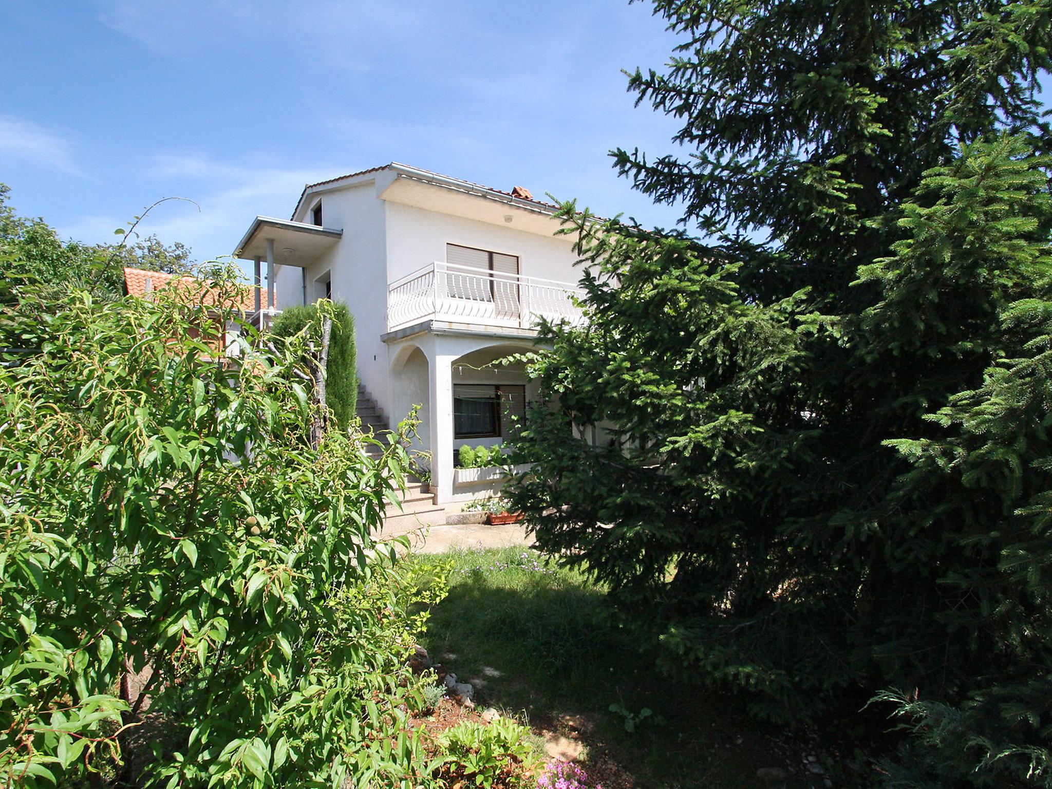 Photo 11 - Appartement en Malinska-Dubašnica avec jardin et vues à la mer