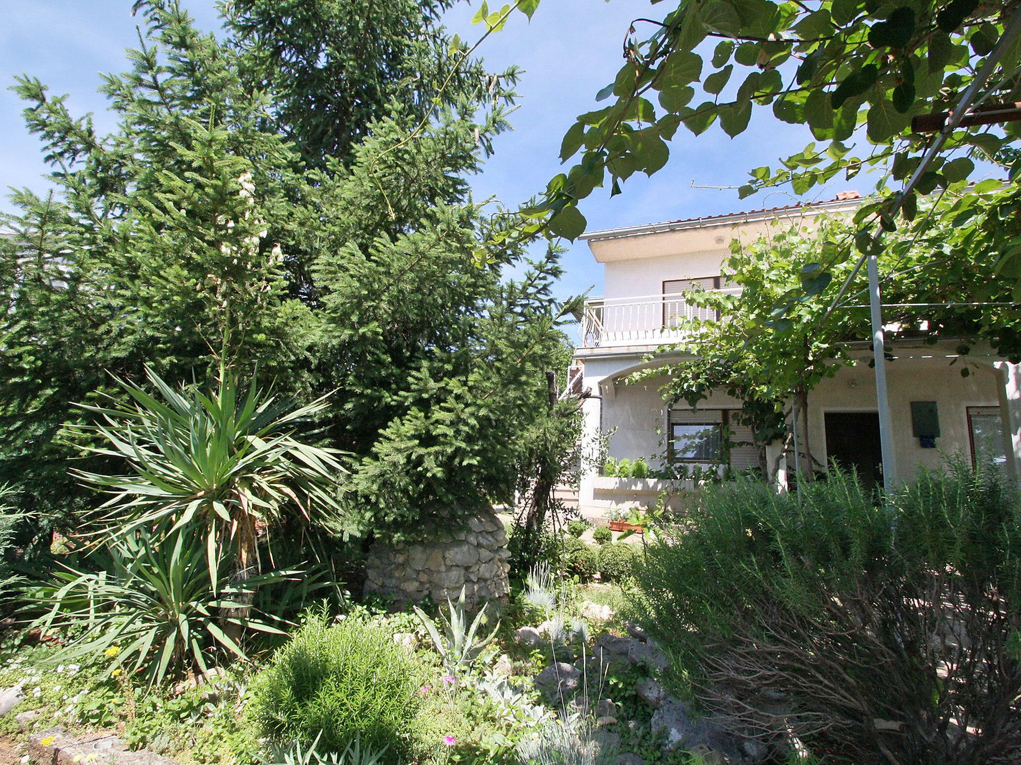 Photo 10 - Appartement en Malinska-Dubašnica avec jardin et terrasse