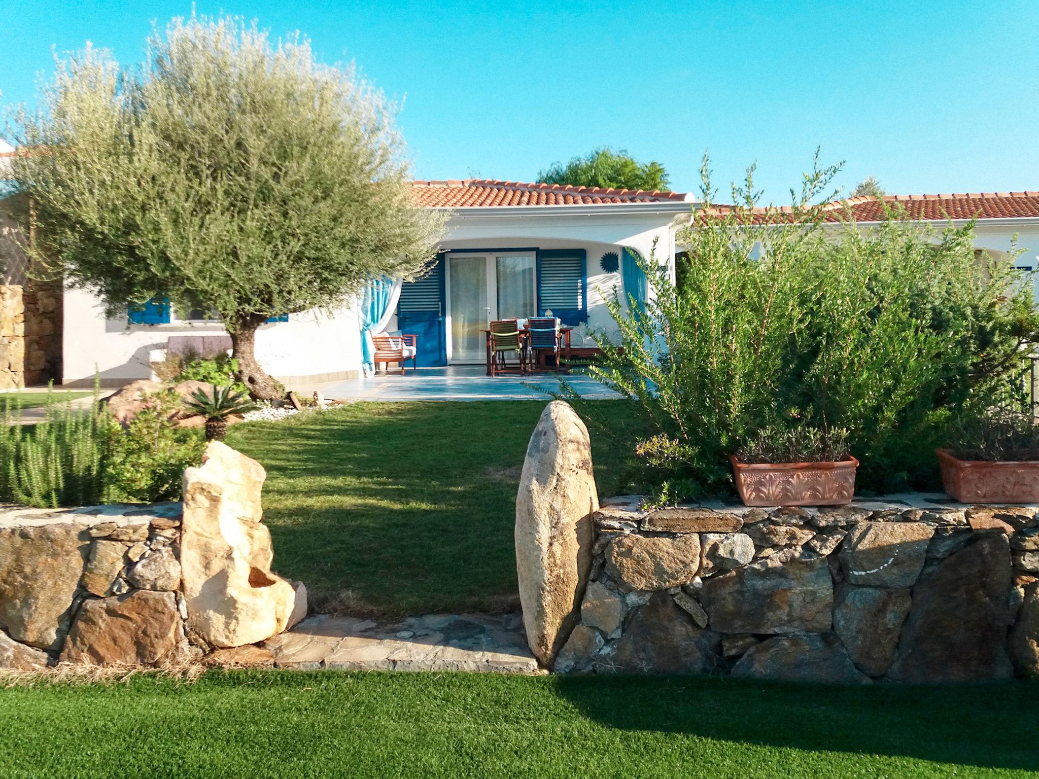 Photo 1 - Maison de 2 chambres à Budoni avec jardin et vues à la mer