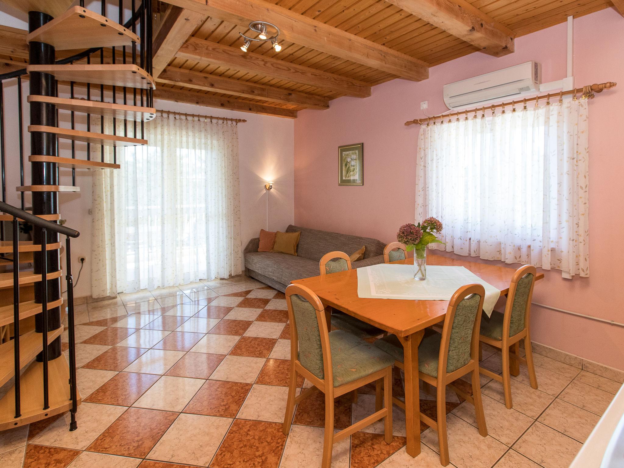 Photo 18 - 1 bedroom Apartment in Crikvenica with swimming pool and garden