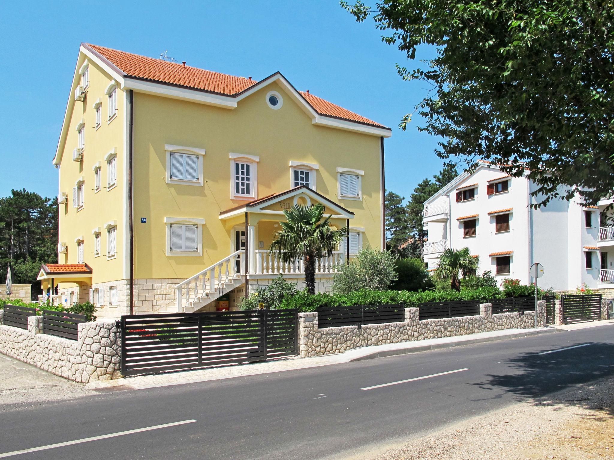 Foto 16 - Apartamento en Crikvenica con piscina y vistas al mar