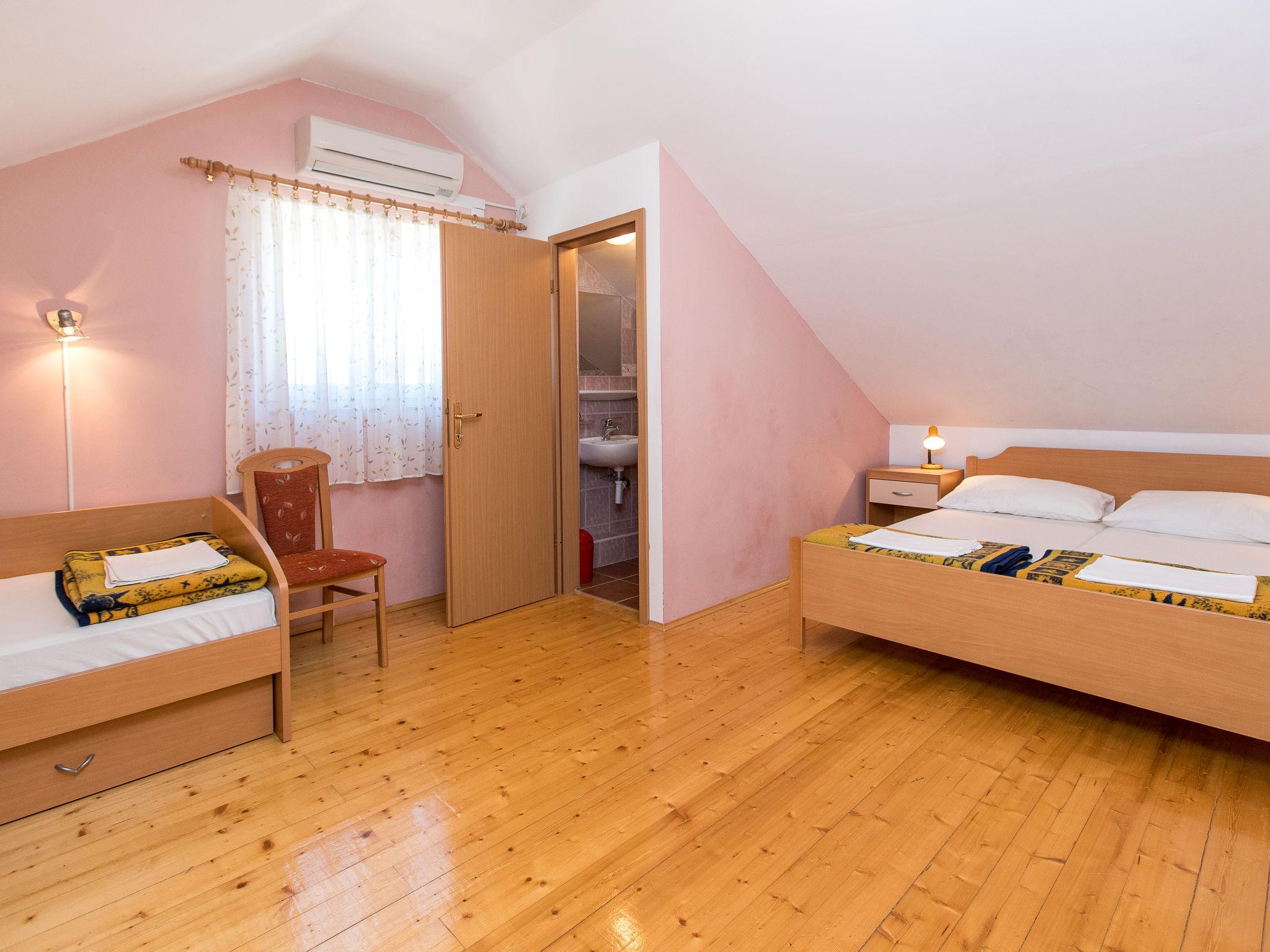 Foto 15 - Appartamento con 1 camera da letto a Crikvenica con piscina e vista mare