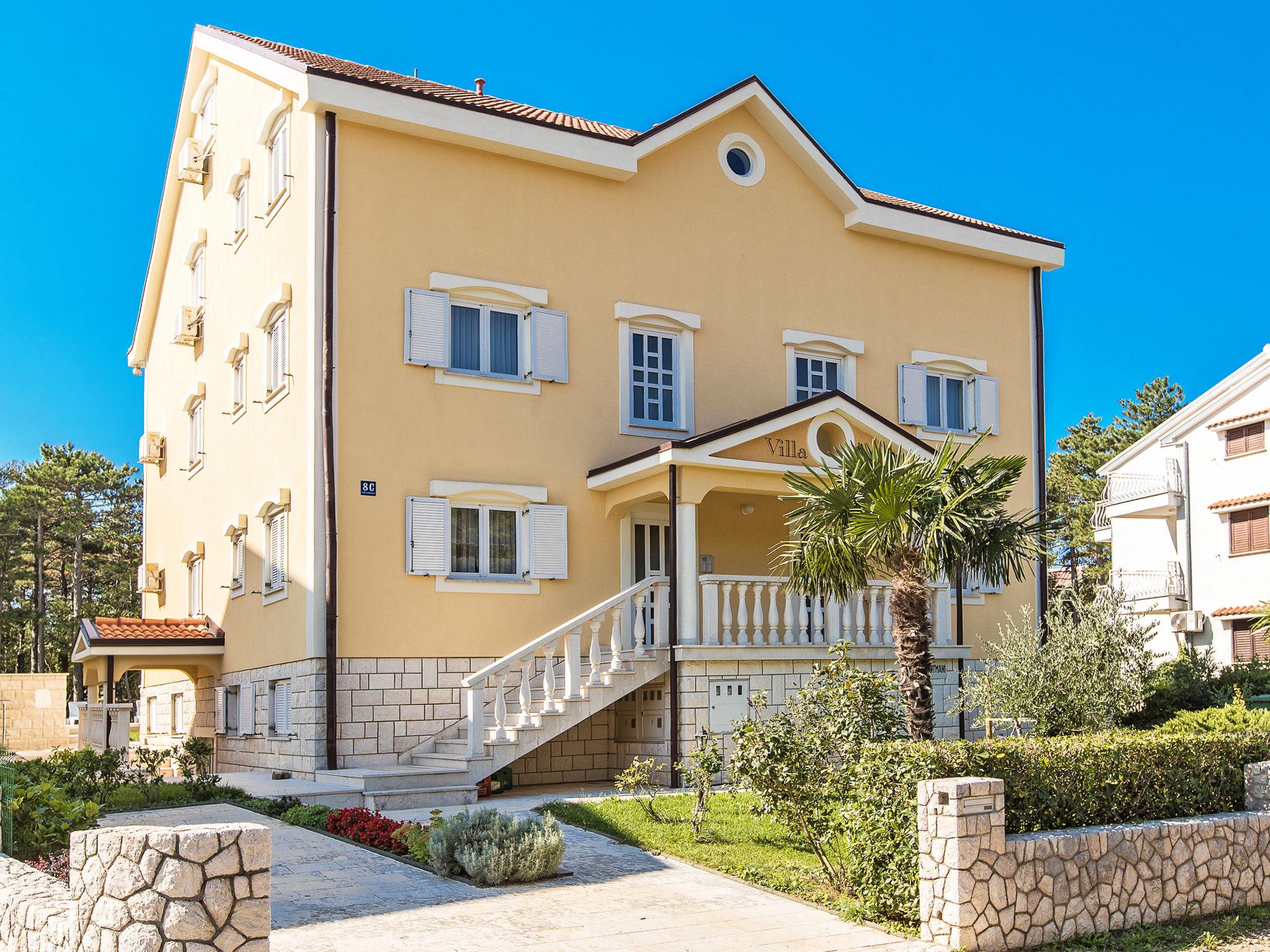 Foto 19 - Apartamento en Crikvenica con piscina y vistas al mar