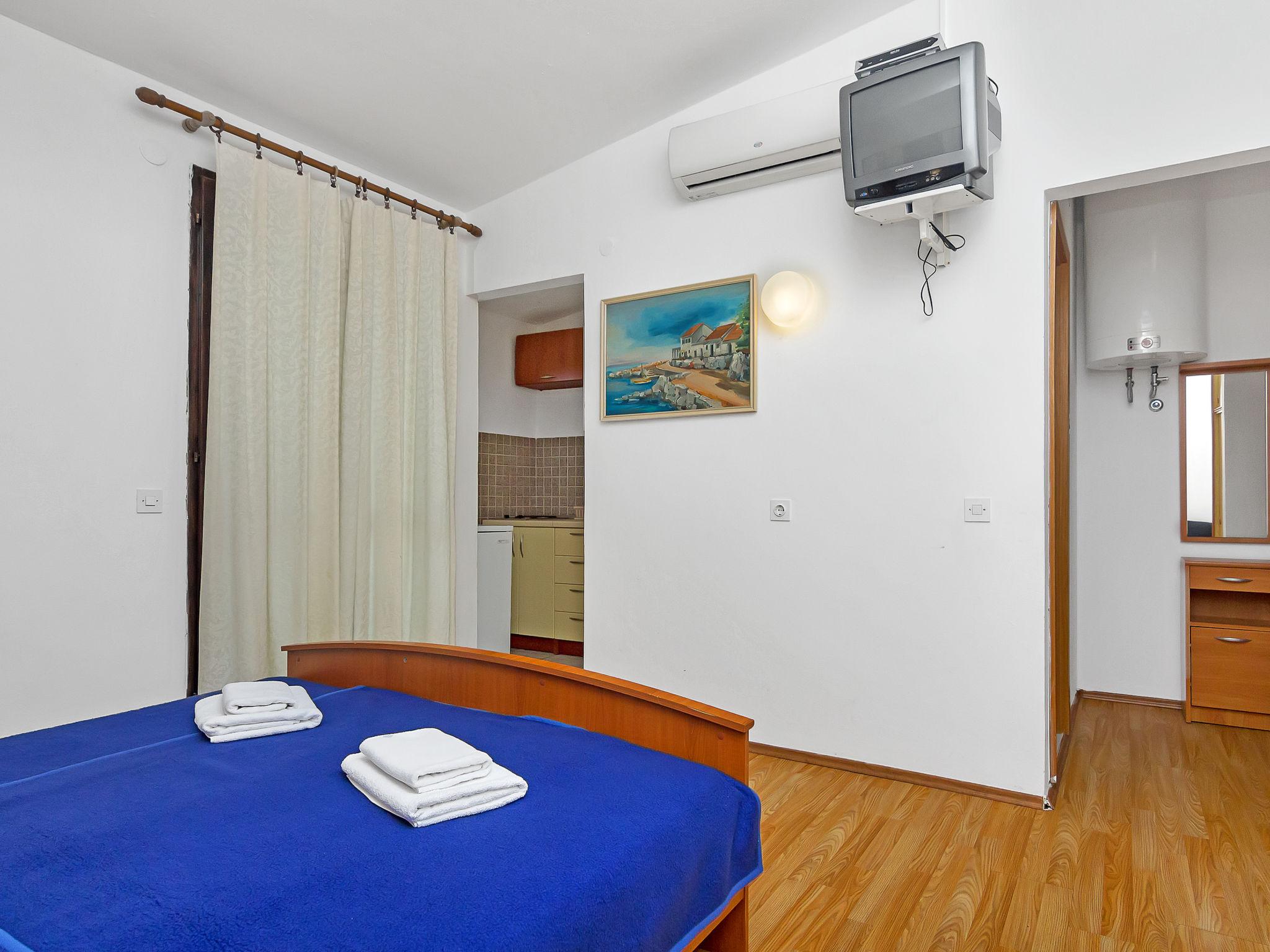 Photo 4 - Apartment in Jelsa with terrace and sea view