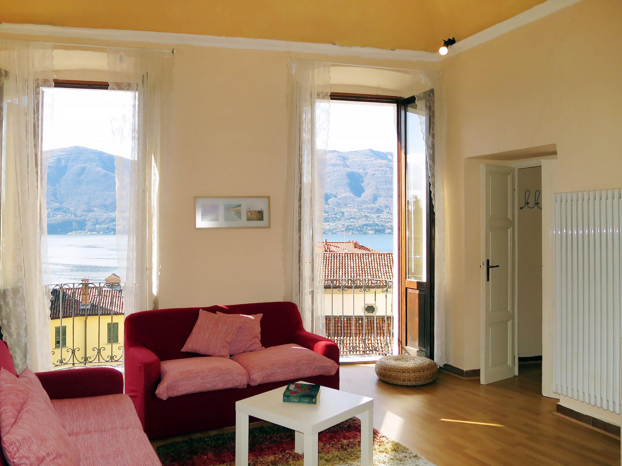Photo 3 - Appartement de 1 chambre à Porto Valtravaglia avec vues sur la montagne