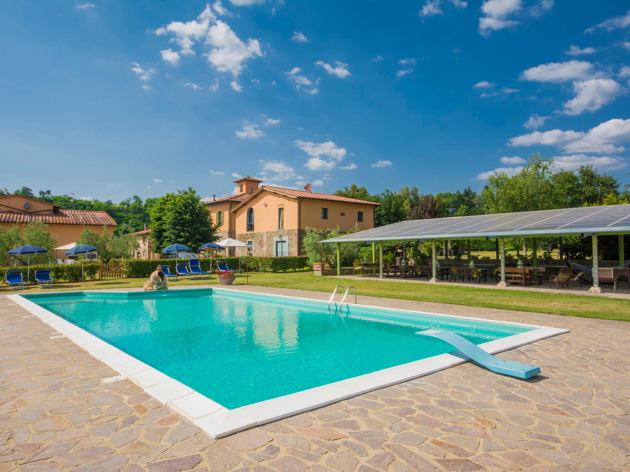 Foto 1 - Apartamento de 2 quartos em Reggello com piscina e jardim