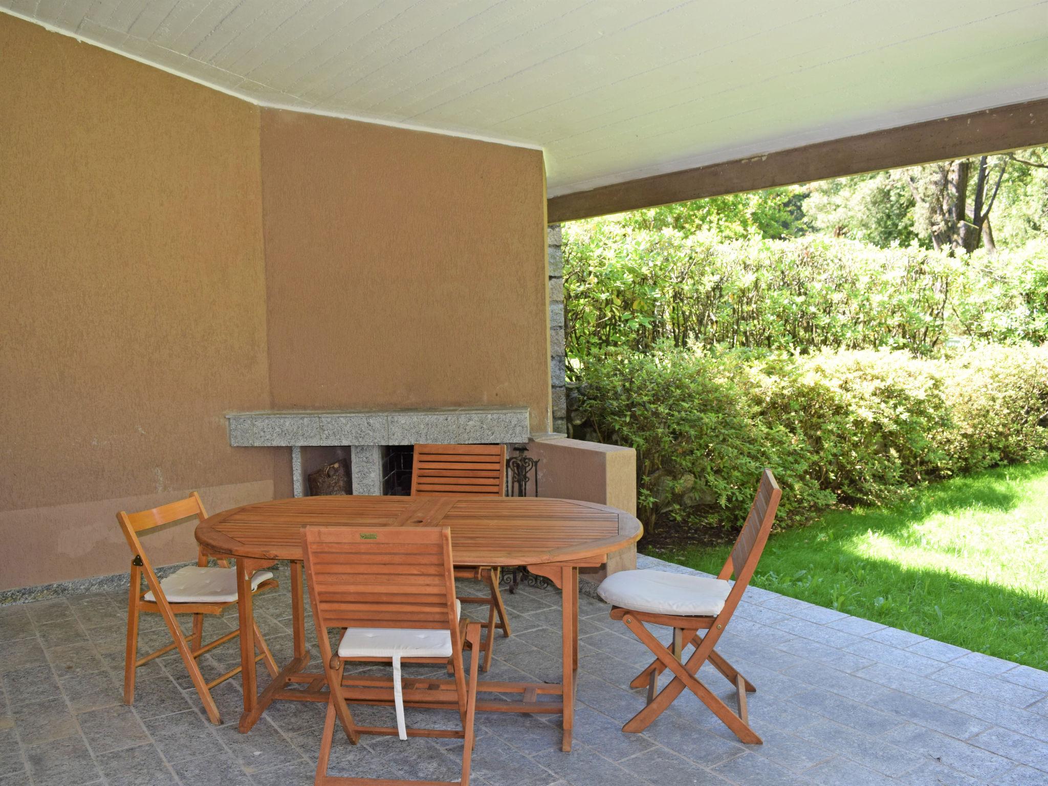 Foto 2 - Casa con 2 camere da letto a Porto Valtravaglia con piscina e vista sulle montagne