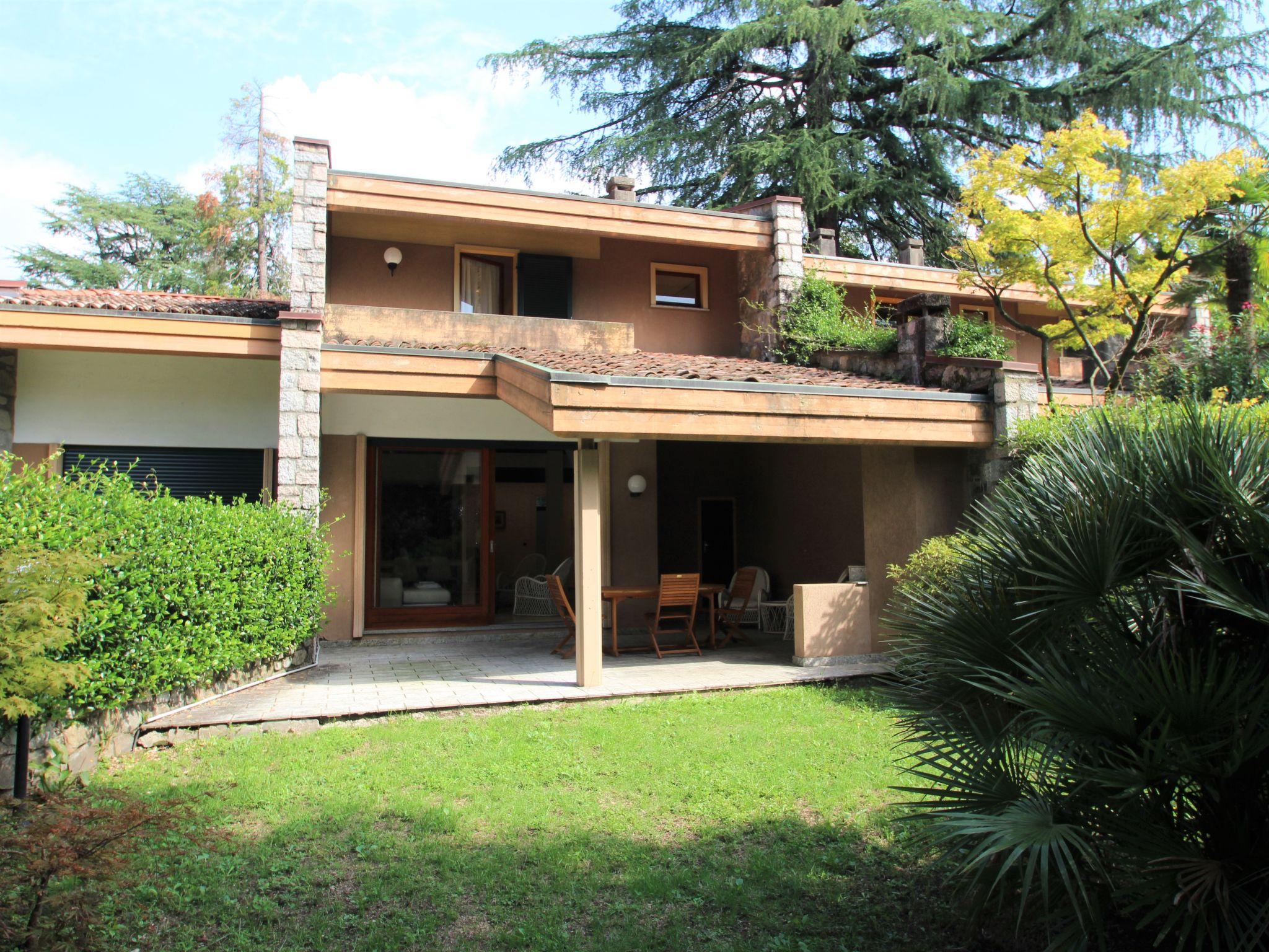 Foto 1 - Casa de 2 habitaciones en Porto Valtravaglia con piscina y vistas a la montaña