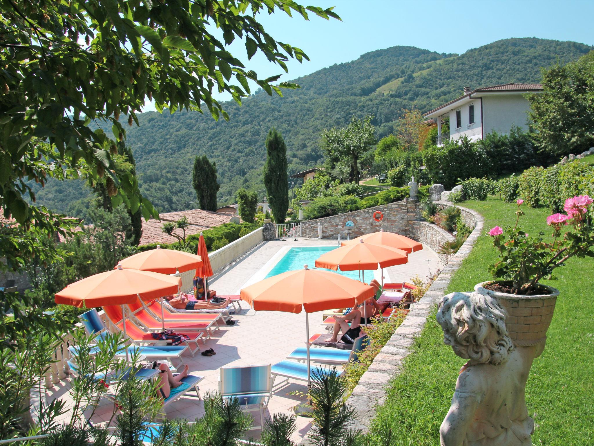 Foto 11 - Apartamento de 1 quarto em Tremosine sul Garda com piscina e vista para a montanha