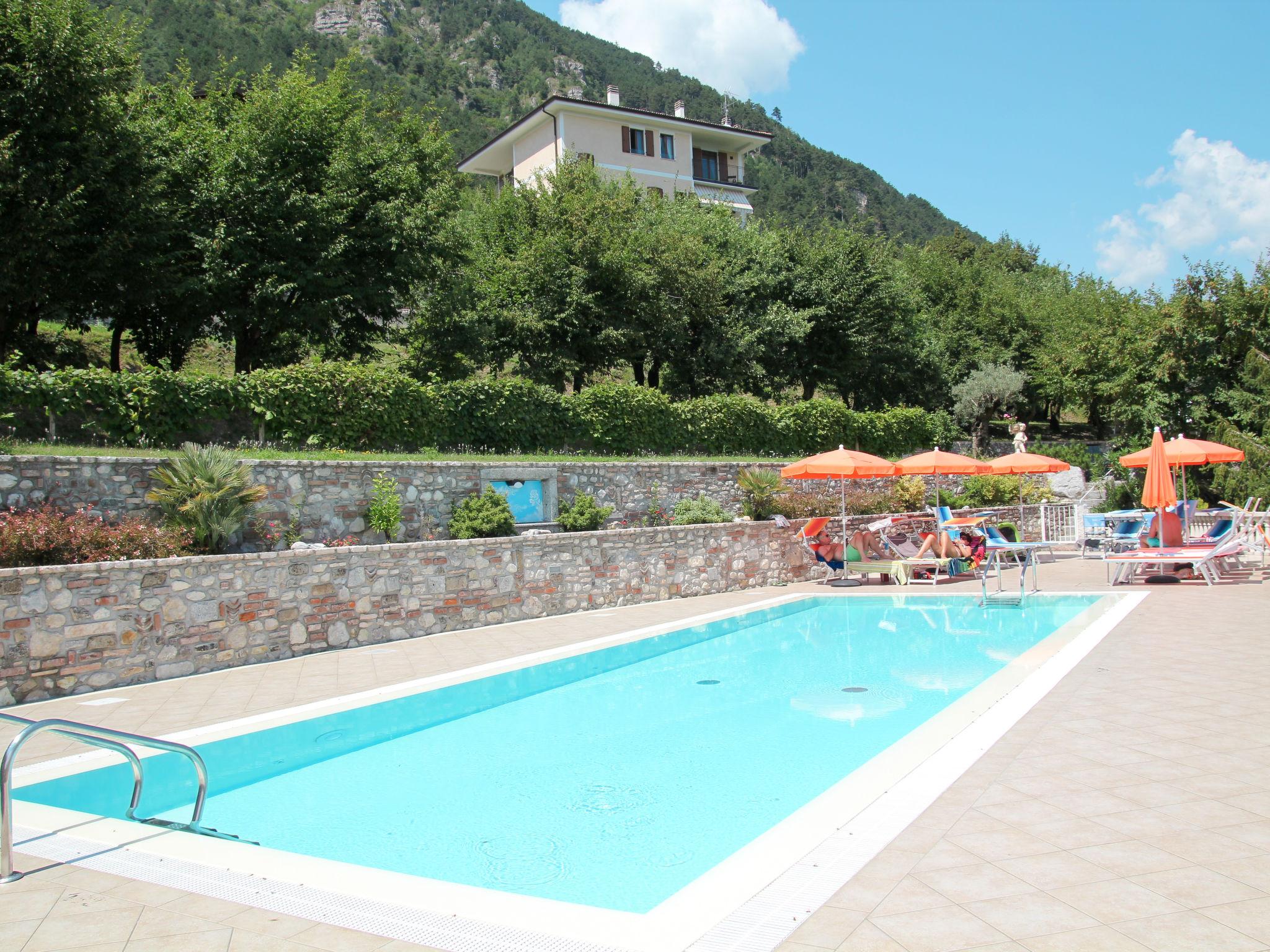 Foto 6 - Apartamento de 1 habitación en Tremosine sul Garda con piscina y vistas a la montaña