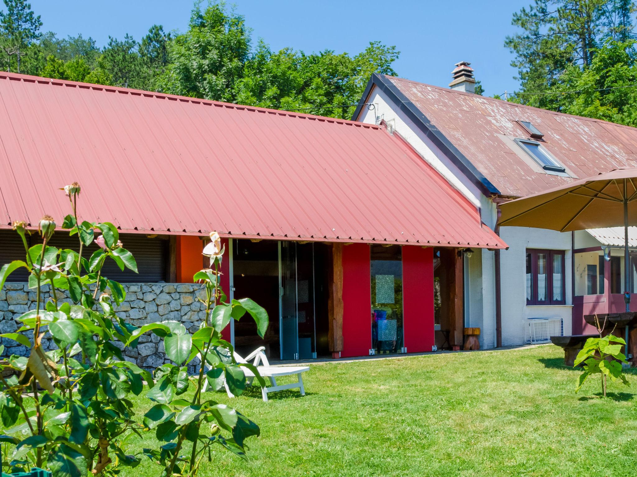 Foto 17 - Casa con 3 camere da letto a Fužine con piscina privata e giardino