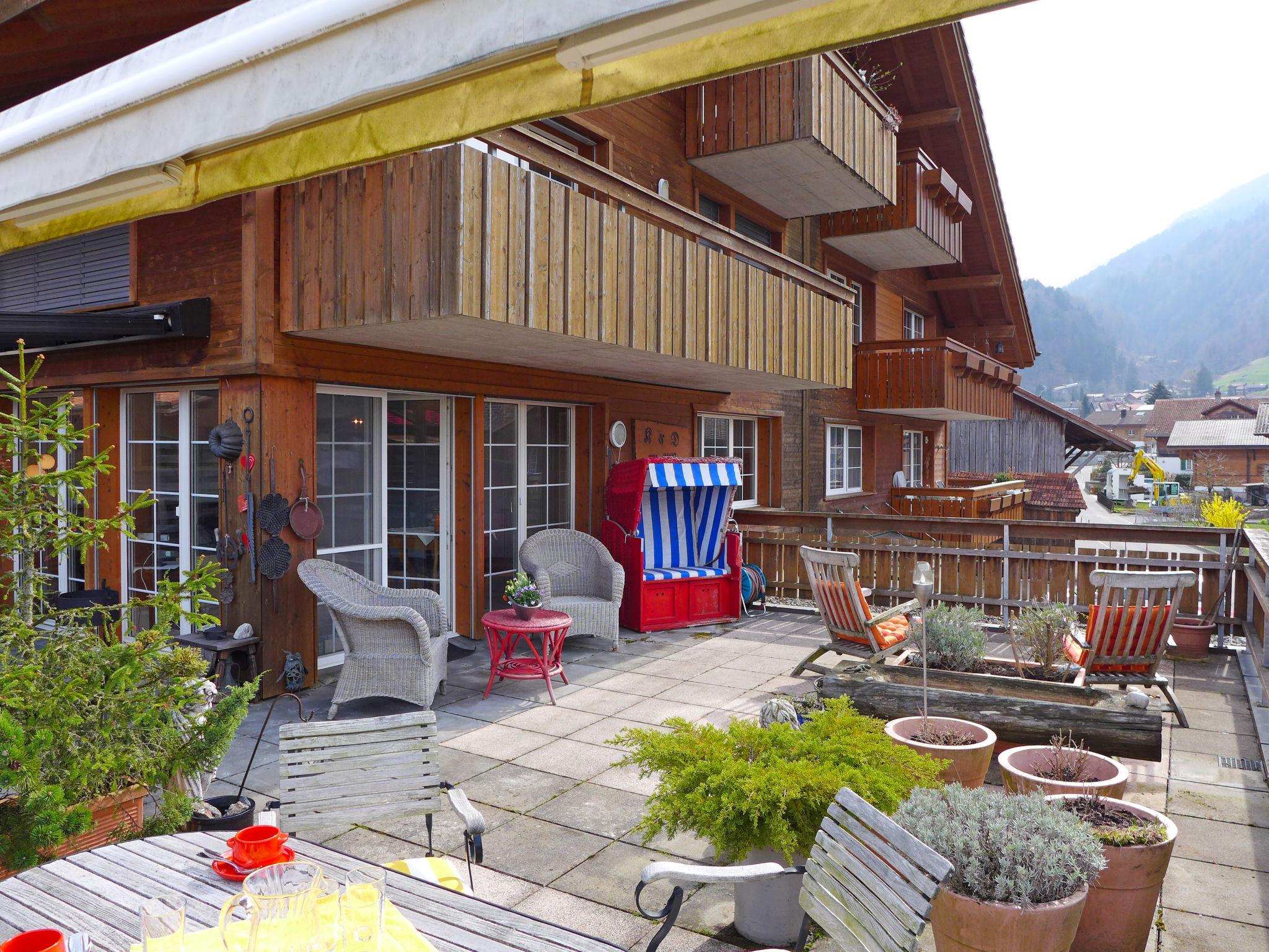 Foto 1 - Apartamento de 2 habitaciones en Wilderswil con terraza