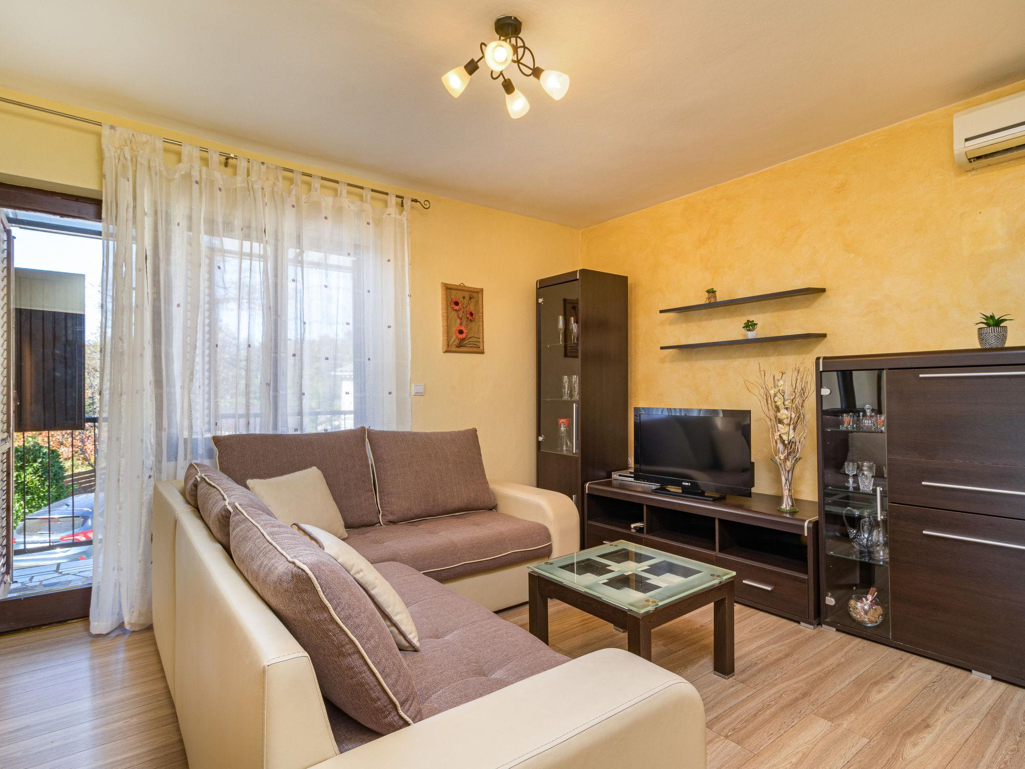 Photo 2 - 4 bedroom House in Pićan with private pool and garden