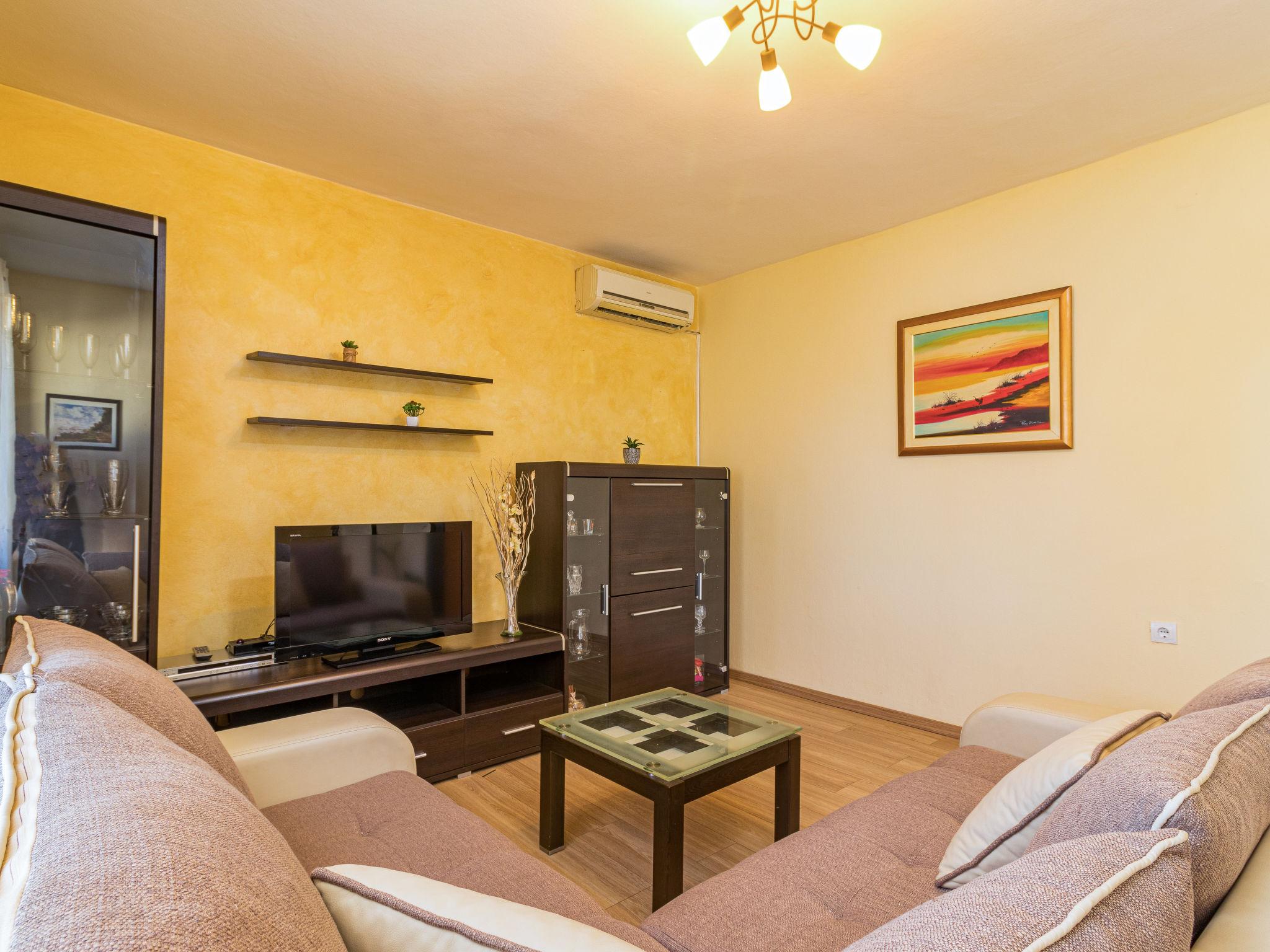 Photo 11 - 4 bedroom House in Pićan with private pool and garden