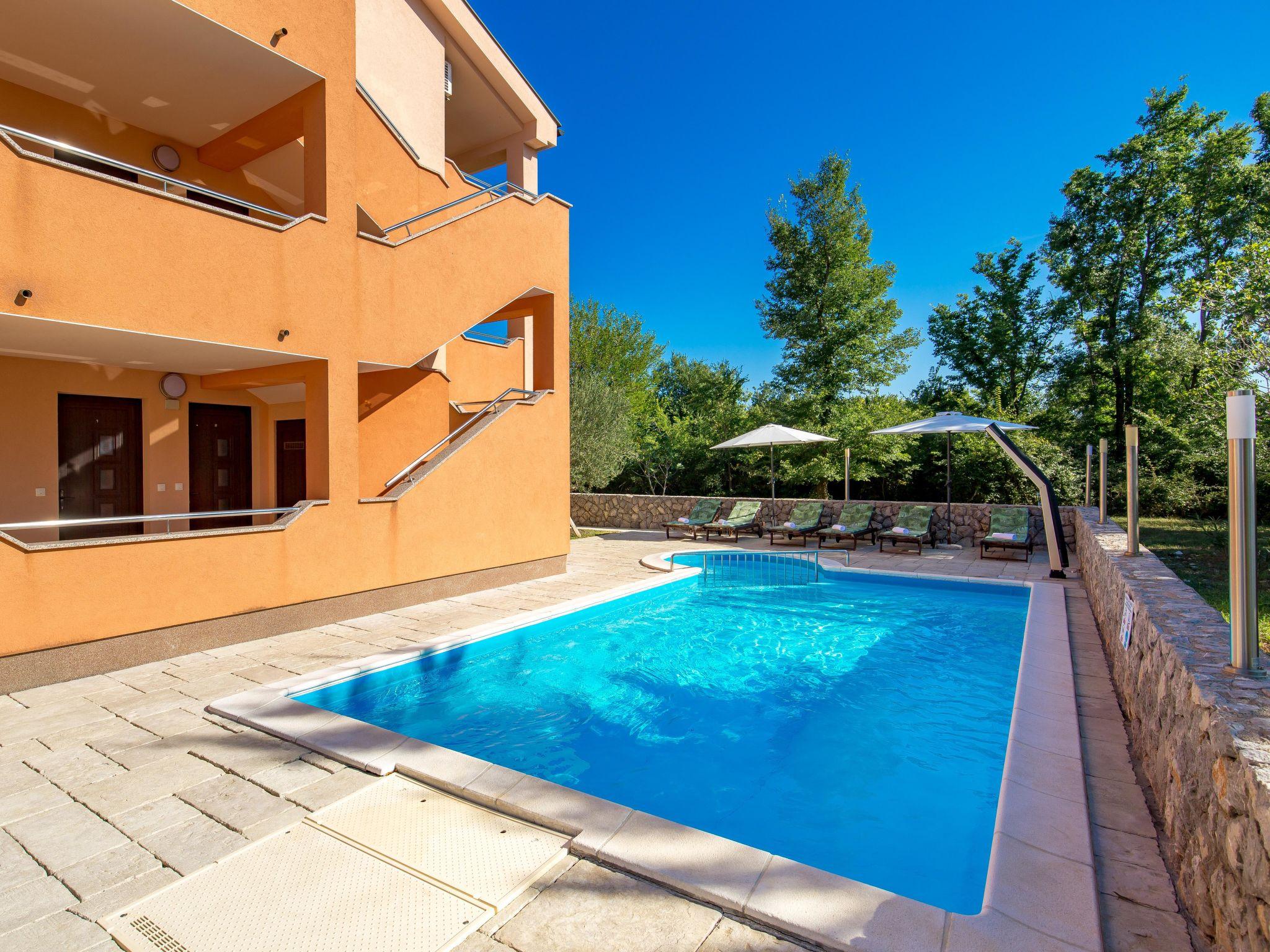 Foto 25 - Apartamento de 2 habitaciones en Dobrinj con piscina y vistas al mar