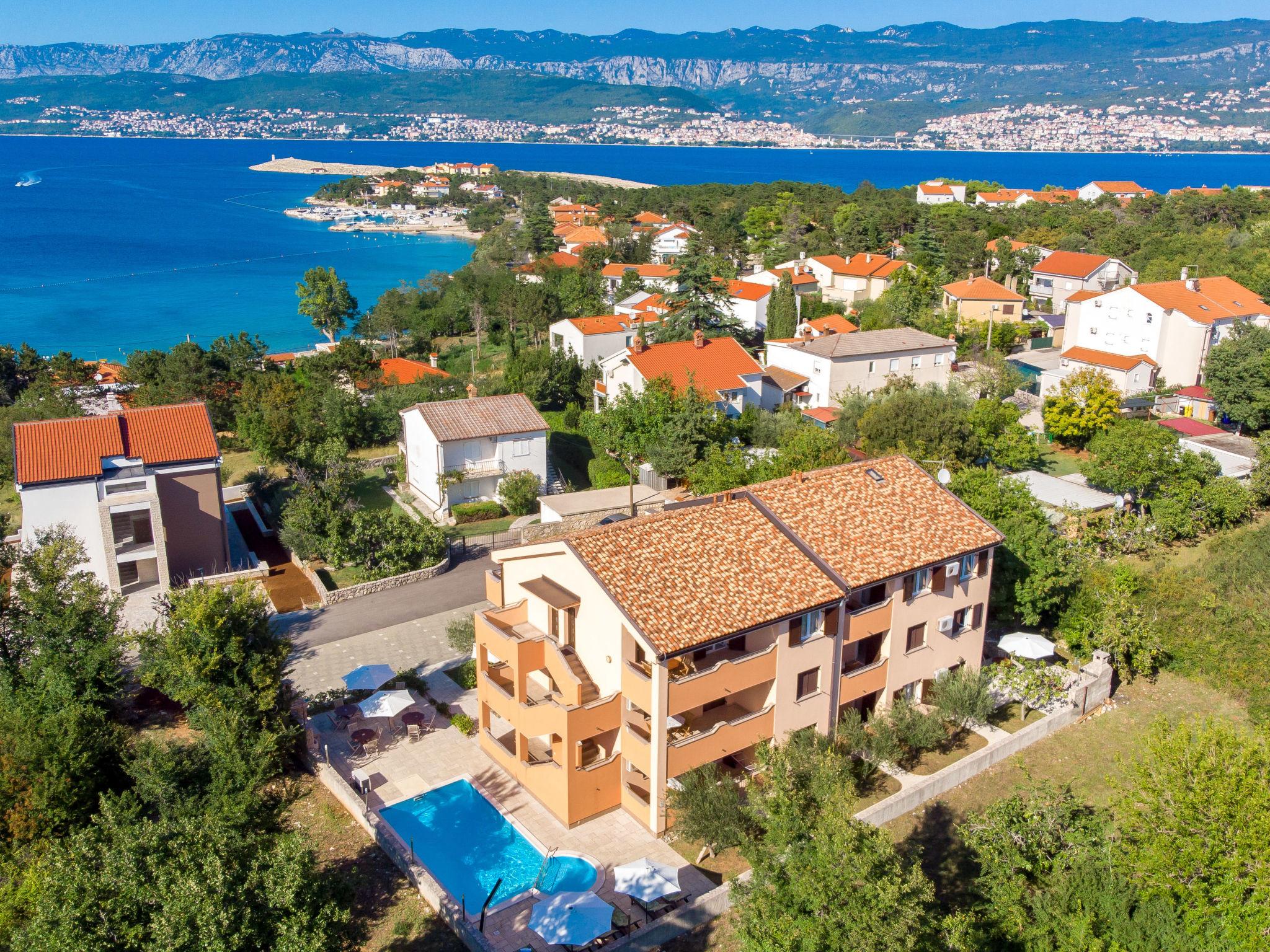 Foto 1 - Apartamento de 1 habitación en Dobrinj con piscina y vistas al mar