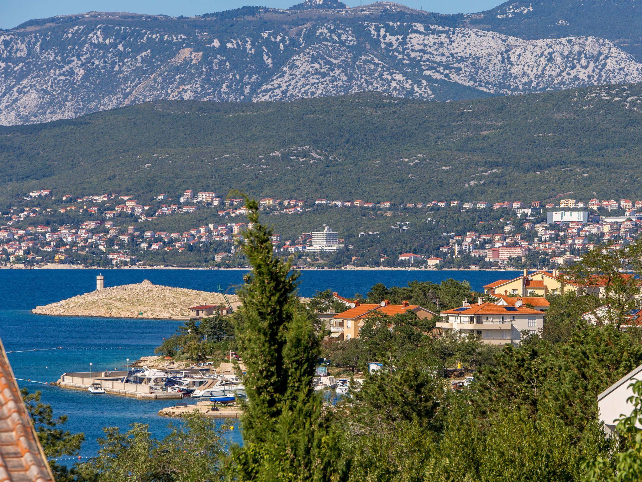 Foto 13 - Apartamento de 2 quartos em Dobrinj com piscina e vistas do mar