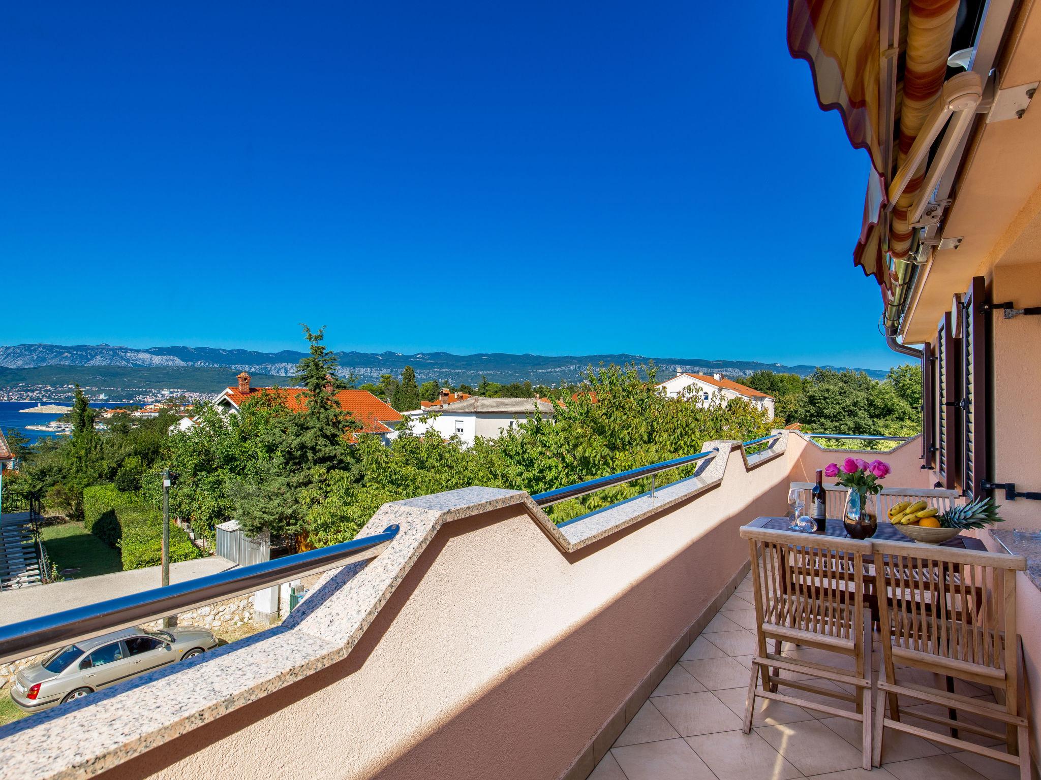 Foto 2 - Appartamento con 2 camere da letto a Dobrinj con piscina e vista mare