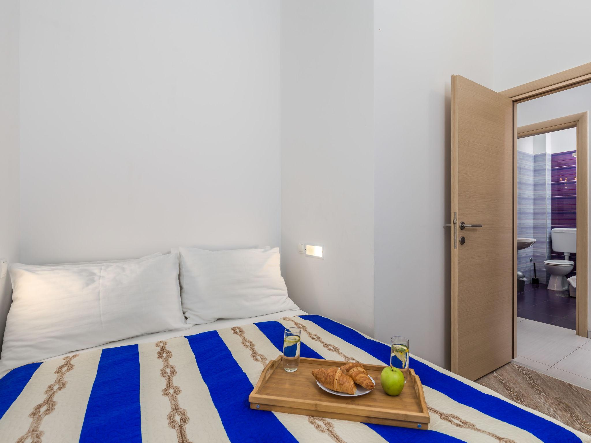 Foto 19 - Appartamento con 2 camere da letto a Dobrinj con piscina e vista mare