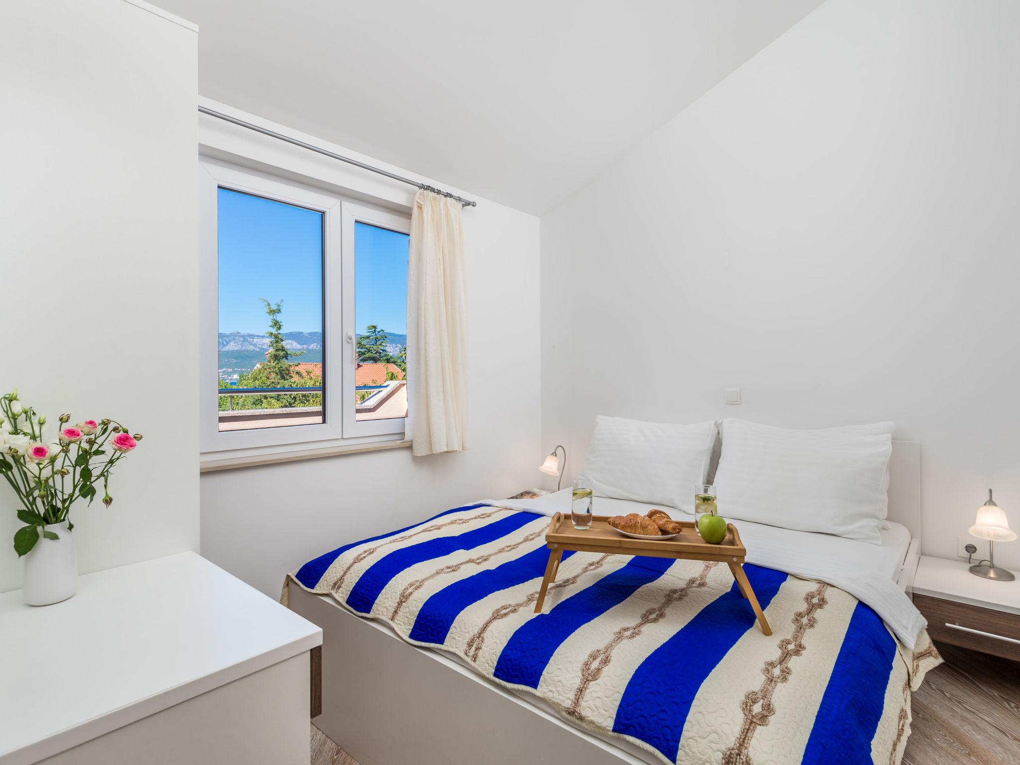 Foto 16 - Apartamento de 2 quartos em Dobrinj com piscina e vistas do mar