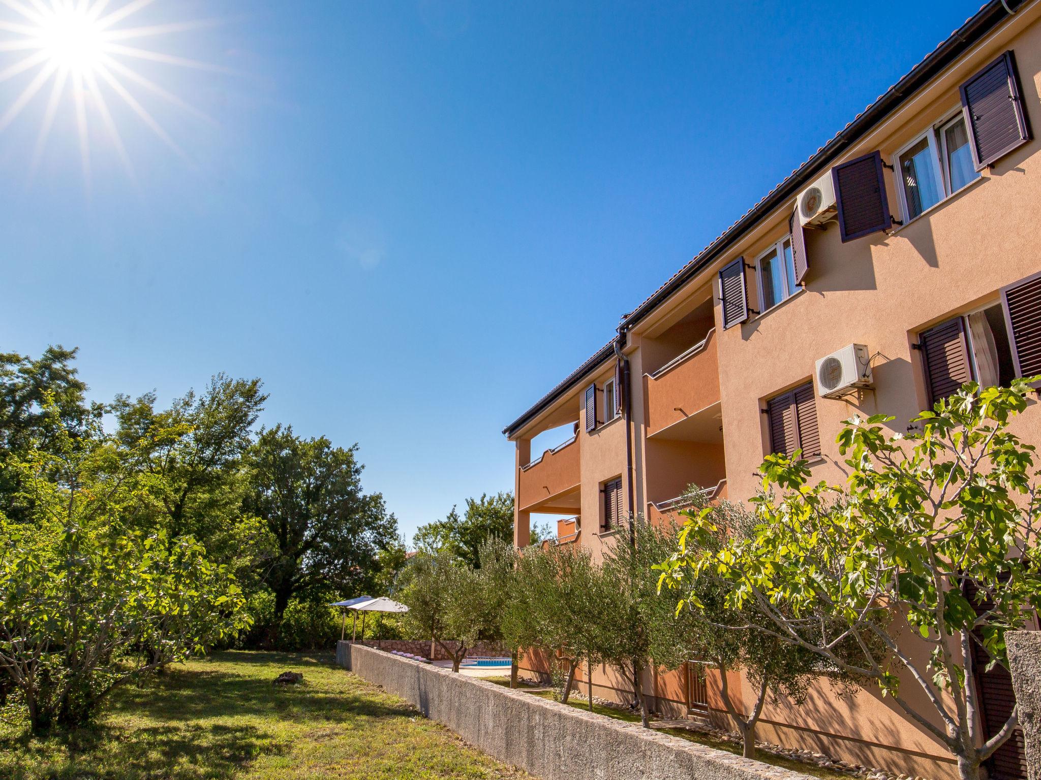 Foto 23 - Appartamento con 2 camere da letto a Dobrinj con piscina e vista mare