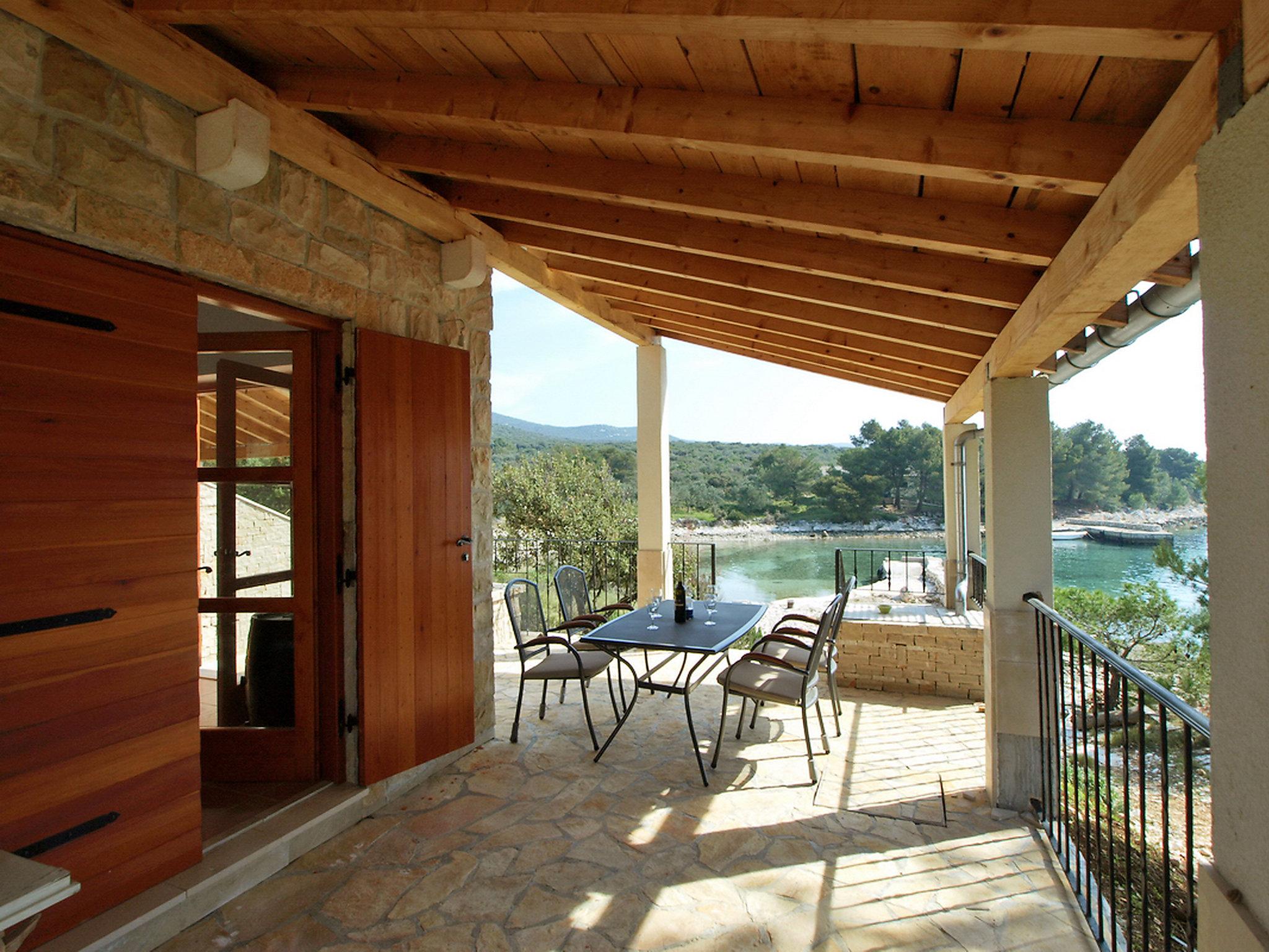 Photo 2 - Maison de 2 chambres à Pašman avec jardin et terrasse