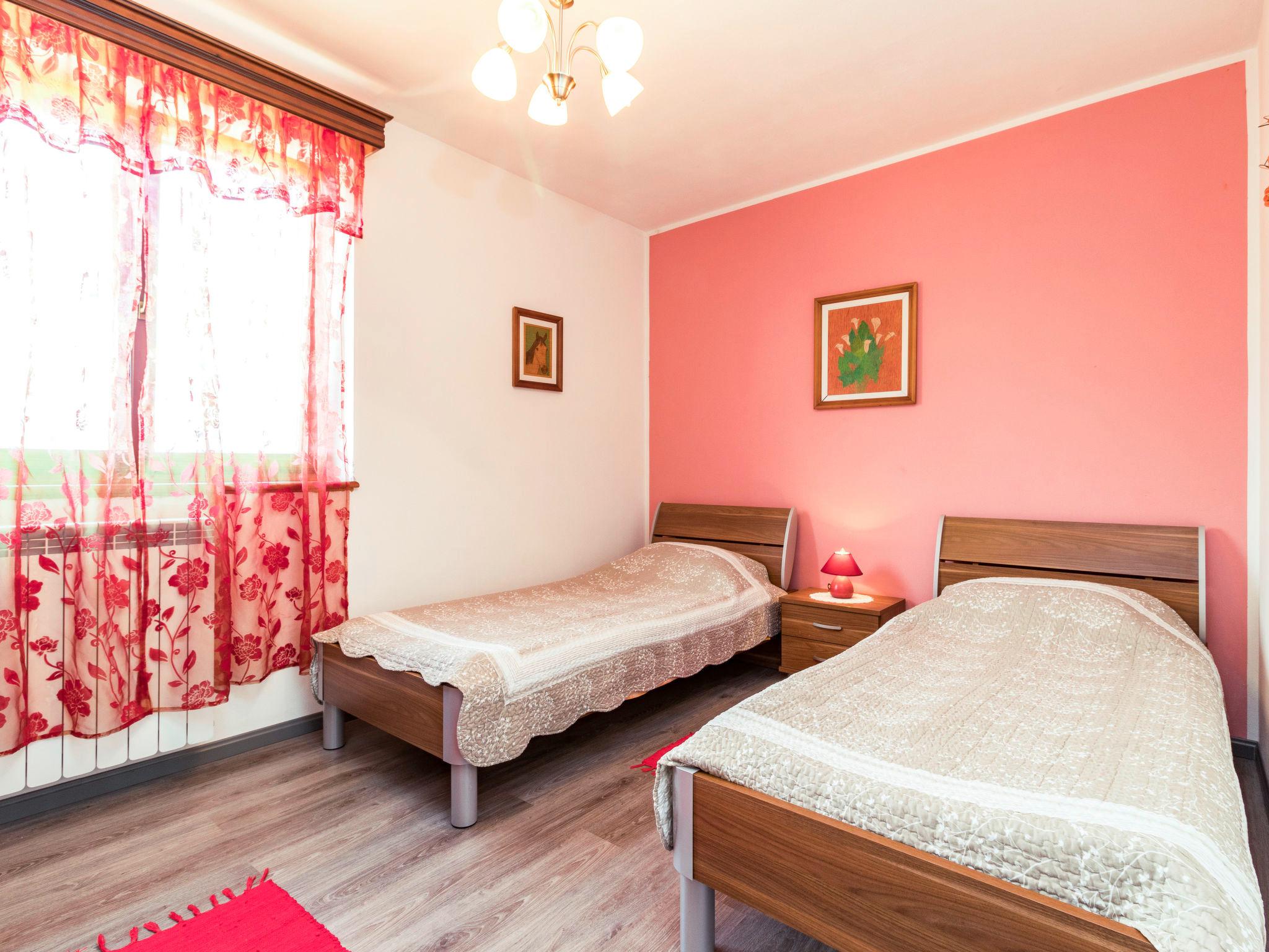 Foto 31 - Casa con 6 camere da letto a Pićan con piscina privata e terrazza