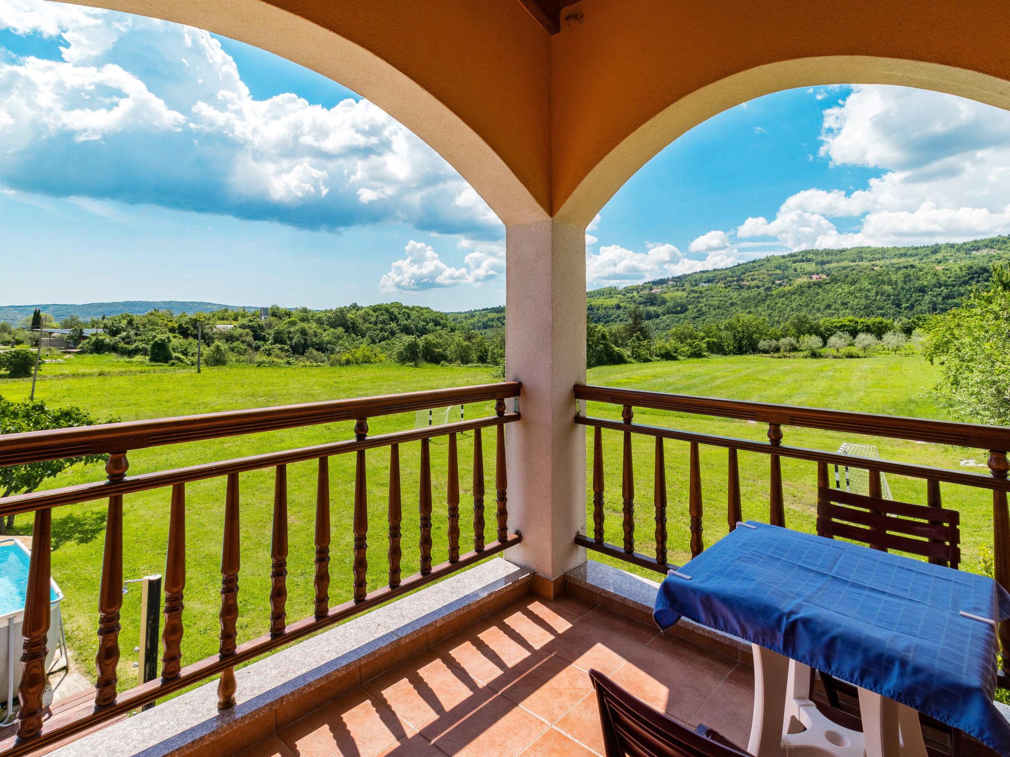 Foto 39 - Casa con 6 camere da letto a Pićan con piscina privata e terrazza