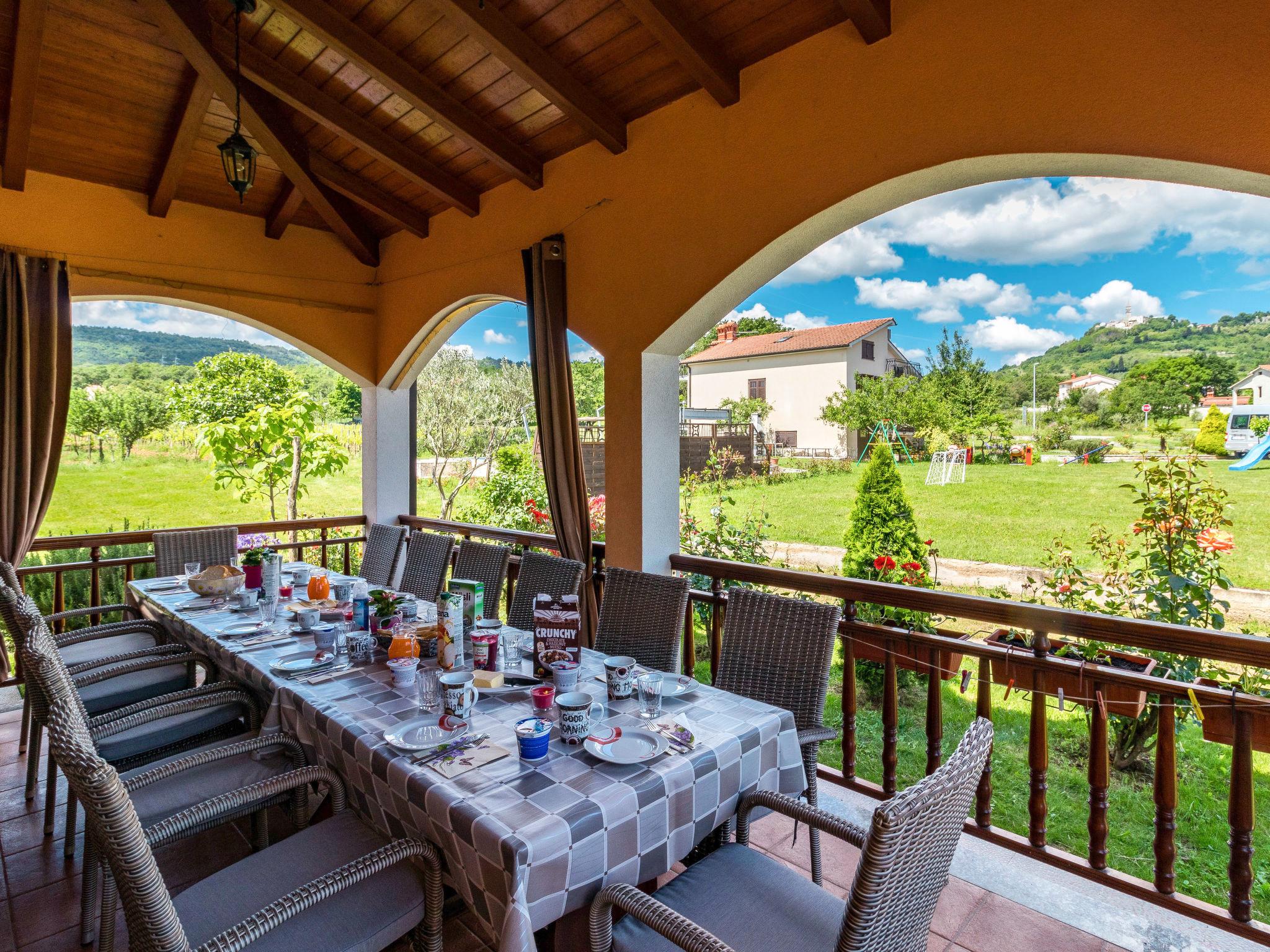 Foto 21 - Casa con 6 camere da letto a Pićan con piscina privata e terrazza