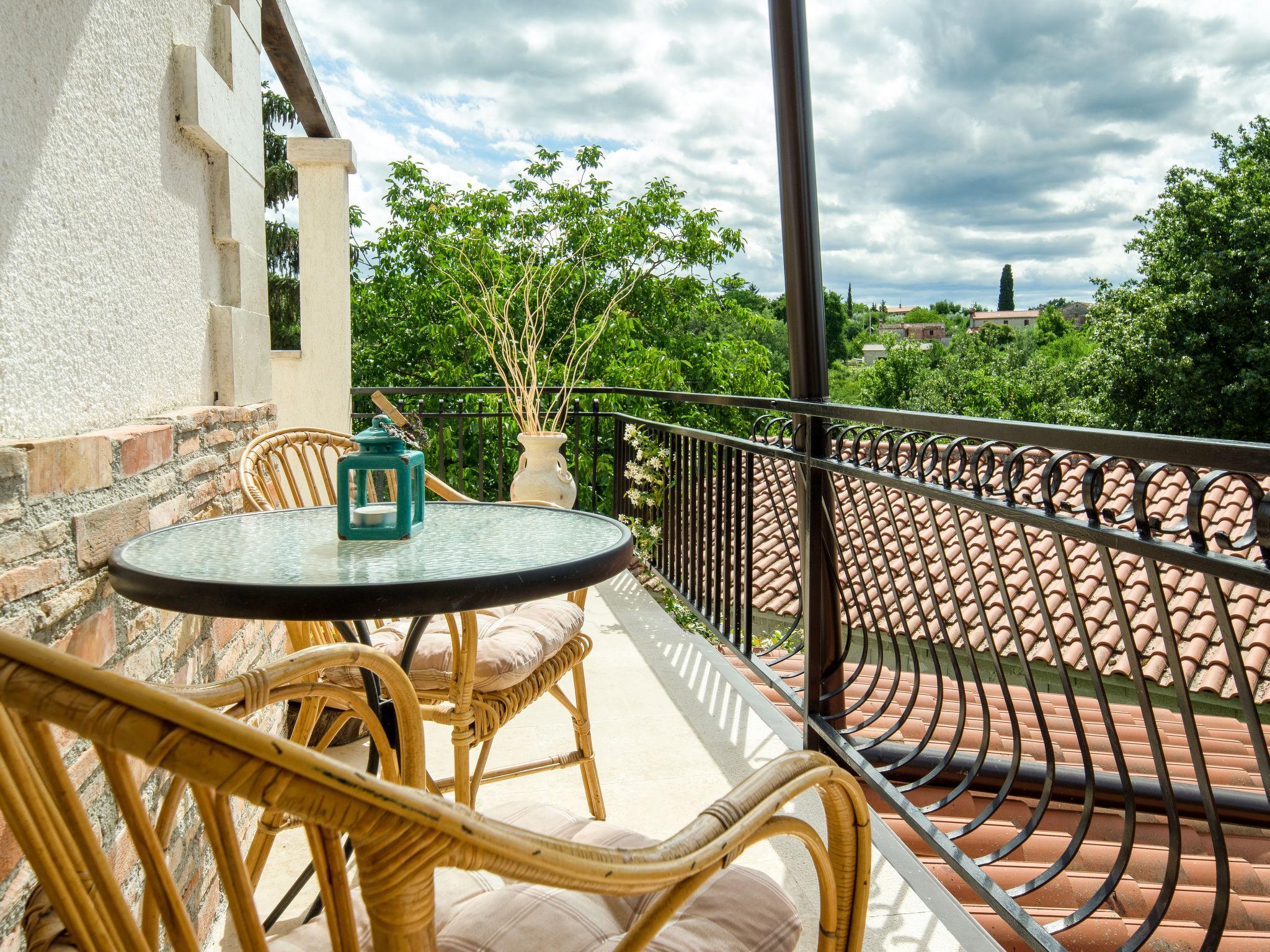 Foto 9 - Casa de 3 quartos em Karojba com piscina privada e terraço