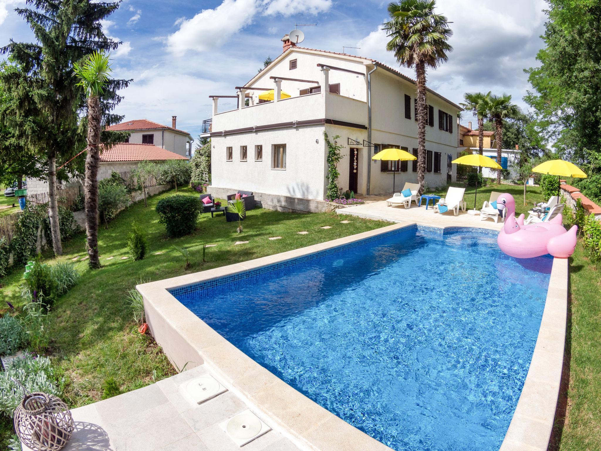 Foto 1 - Casa de 3 habitaciones en Karojba con piscina privada y jardín