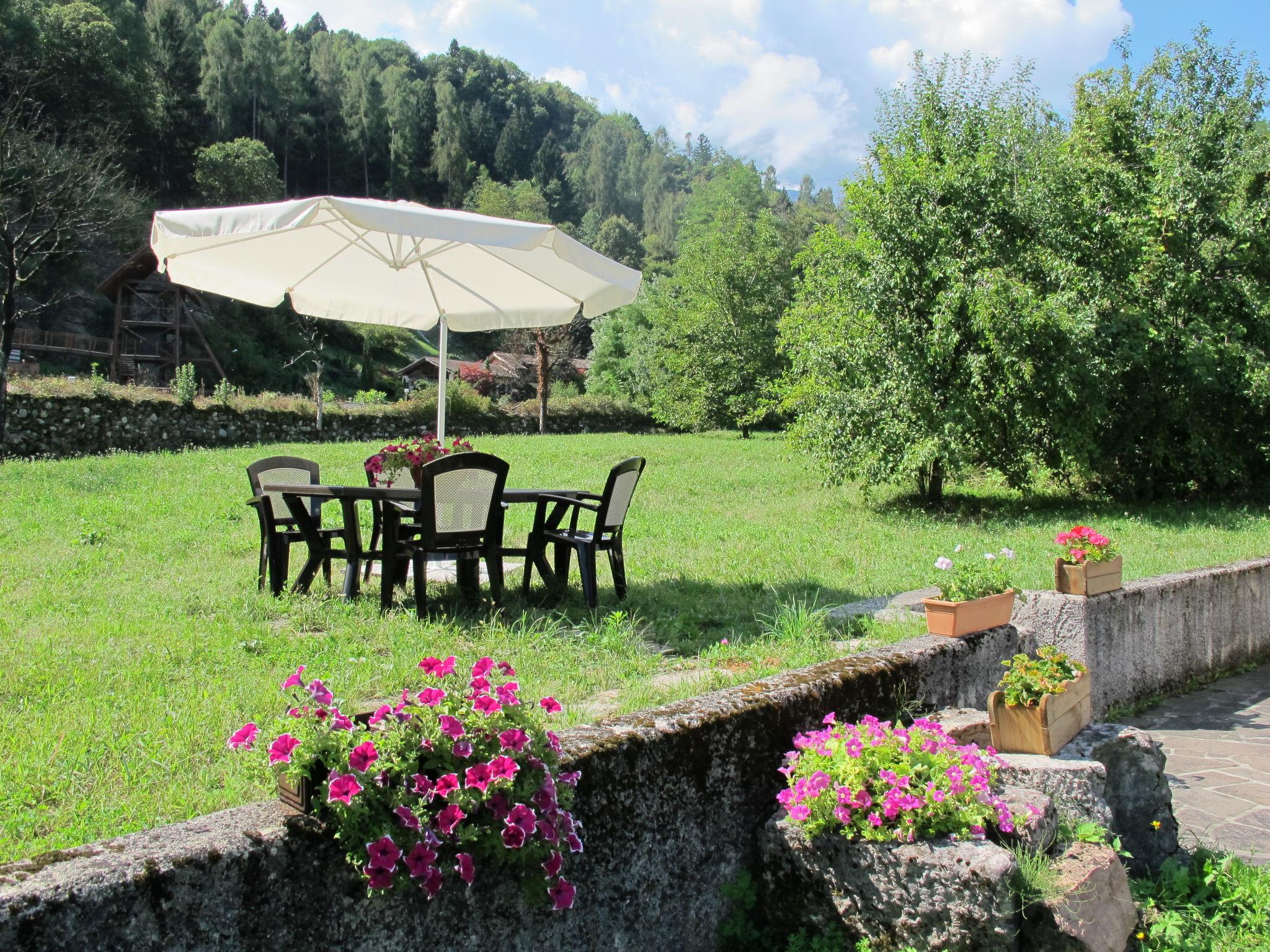 Foto 2 - Casa de 2 quartos em Calceranica al Lago com jardim e vista para a montanha