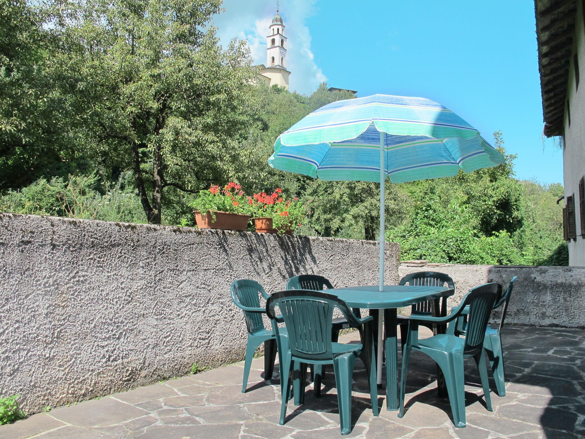 Photo 3 - Maison de 2 chambres à Calceranica al Lago avec jardin et terrasse