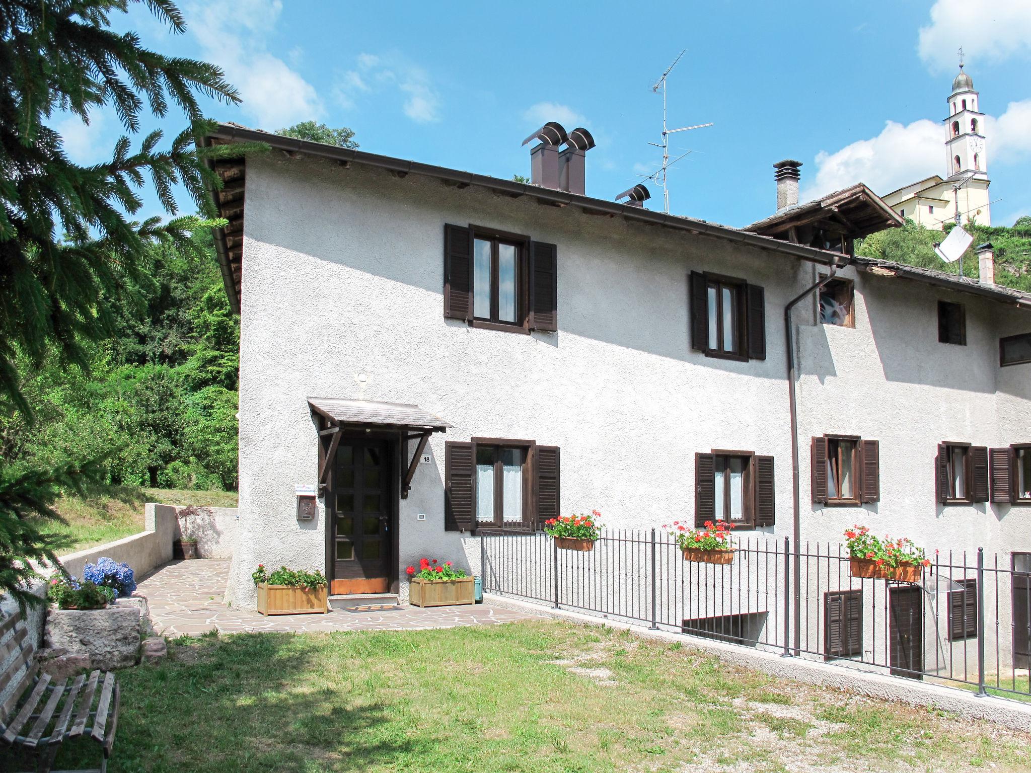 Photo 12 - Maison de 2 chambres à Calceranica al Lago avec jardin et terrasse