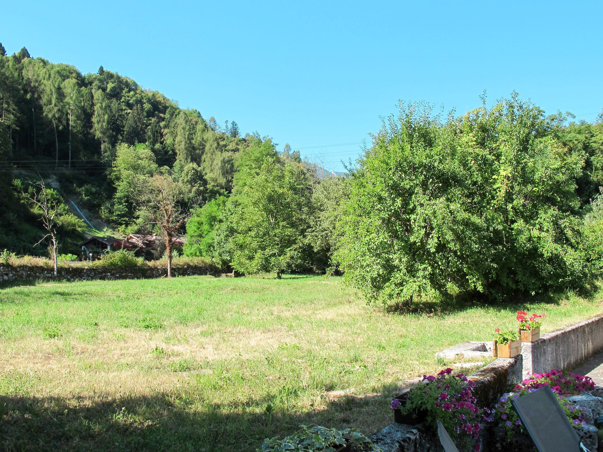 Photo 13 - Maison de 2 chambres à Calceranica al Lago avec jardin et terrasse