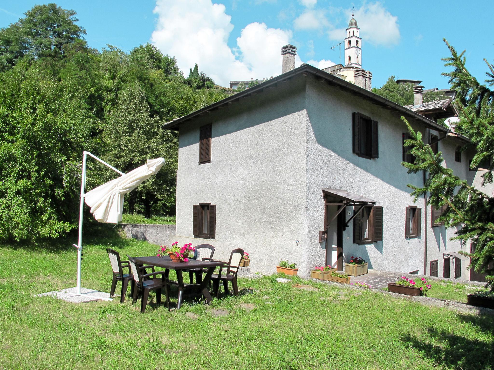 Foto 1 - Haus mit 2 Schlafzimmern in Calceranica al Lago mit garten und blick auf die berge