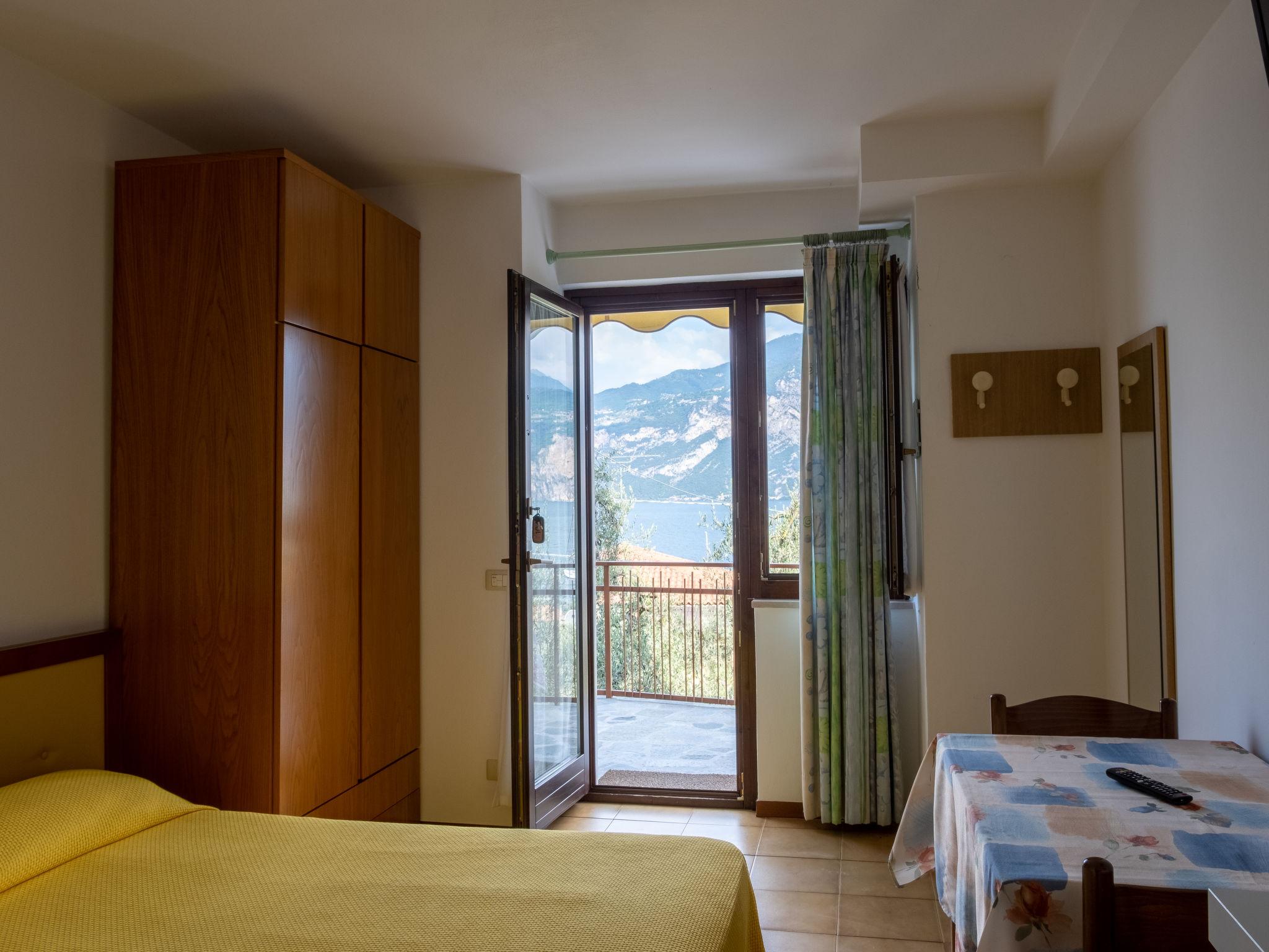 Foto 6 - Apartamento en Brenzone sul Garda con terraza y vistas a la montaña