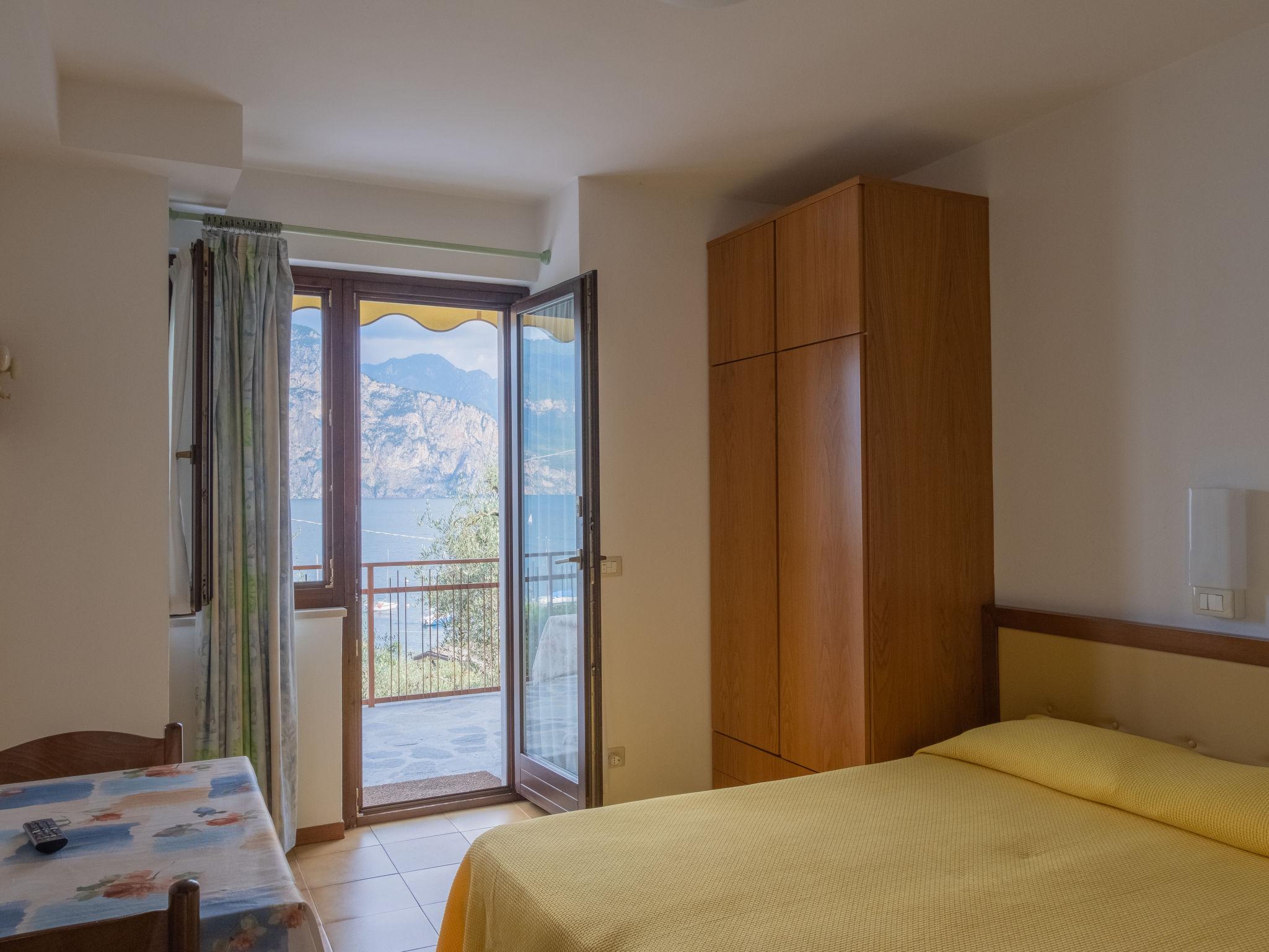 Foto 5 - Apartamento en Brenzone sul Garda con terraza y vistas a la montaña