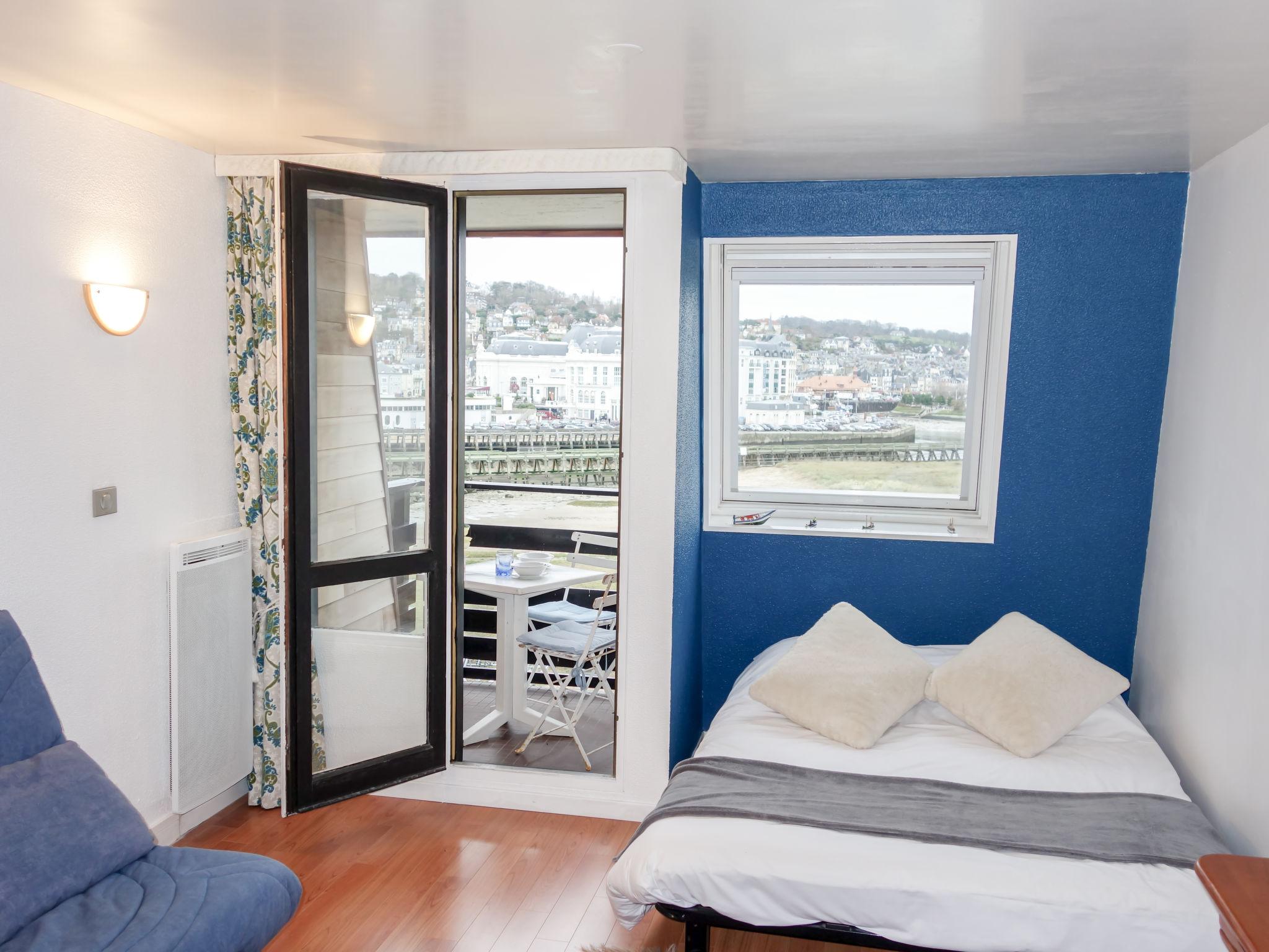 Photo 2 - Apartment in Deauville with sea view