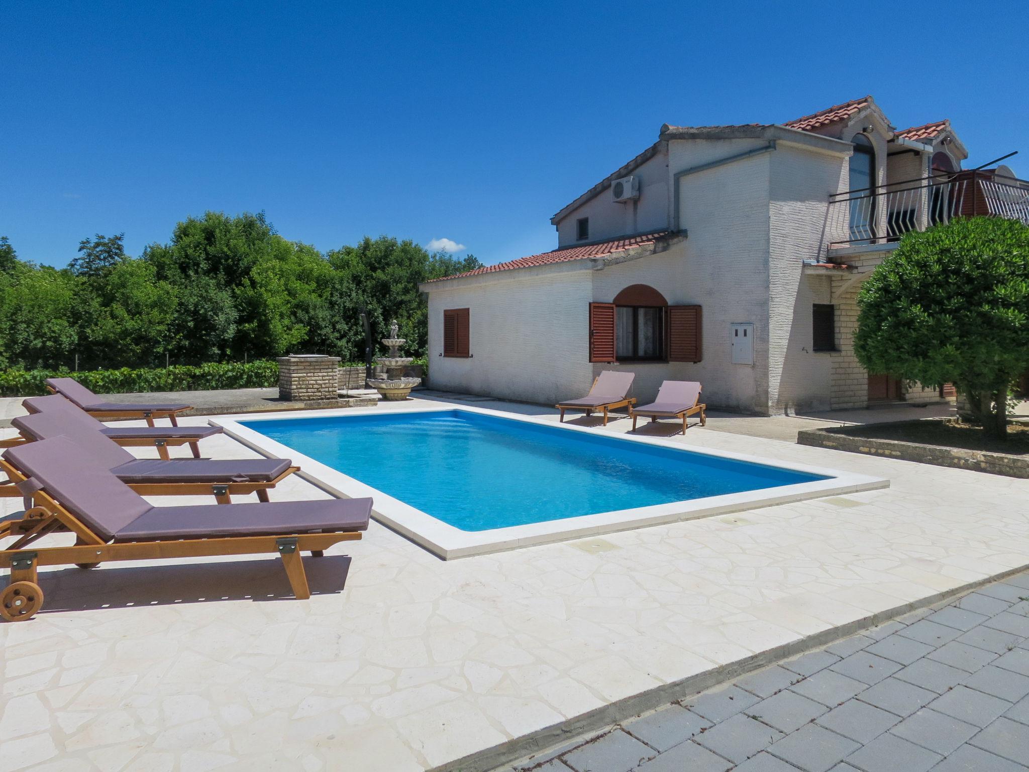 Photo 24 - Maison de 4 chambres à Novigrad avec piscine privée et vues à la mer