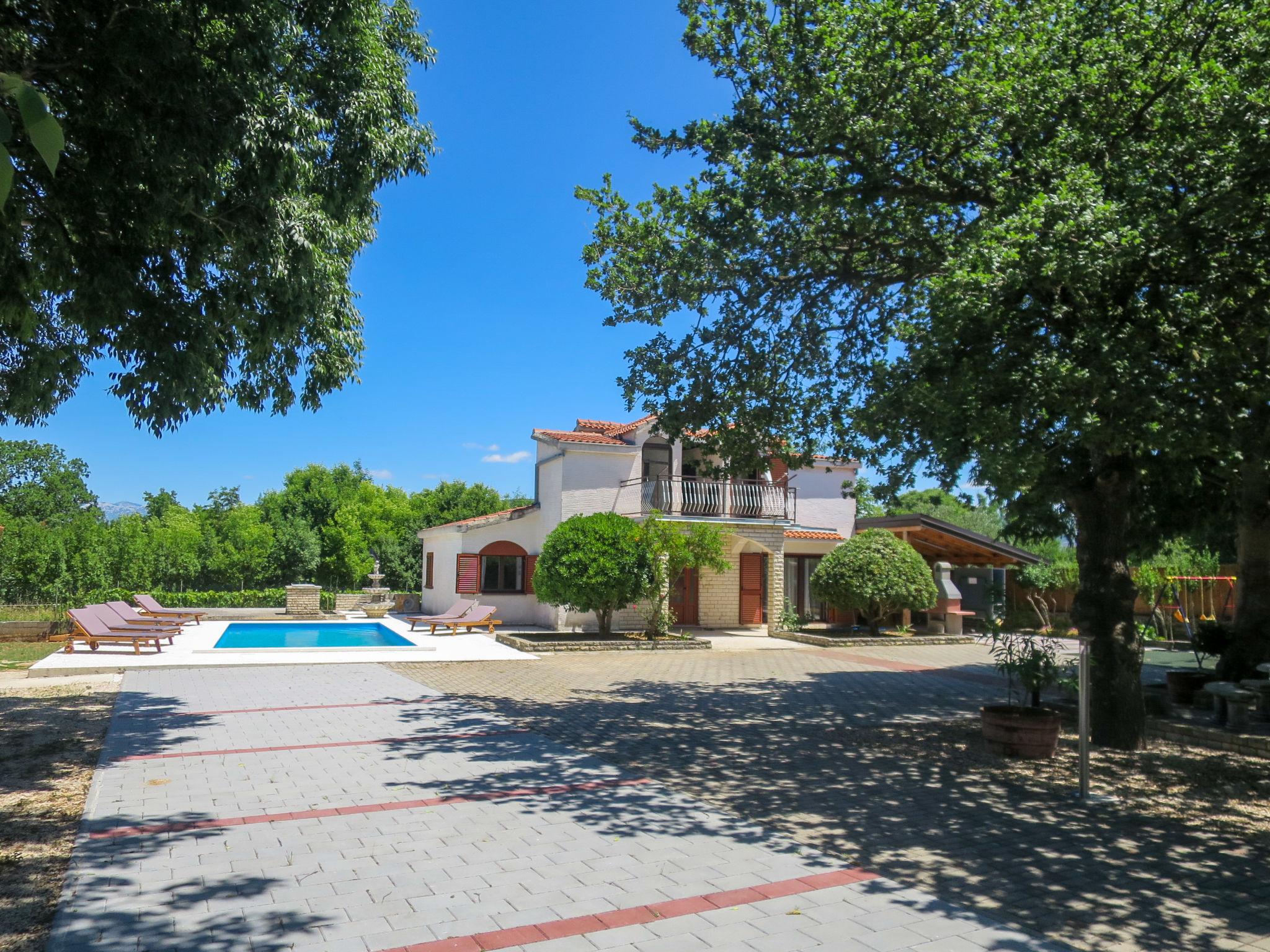 Photo 1 - Maison de 4 chambres à Novigrad avec piscine privée et jardin