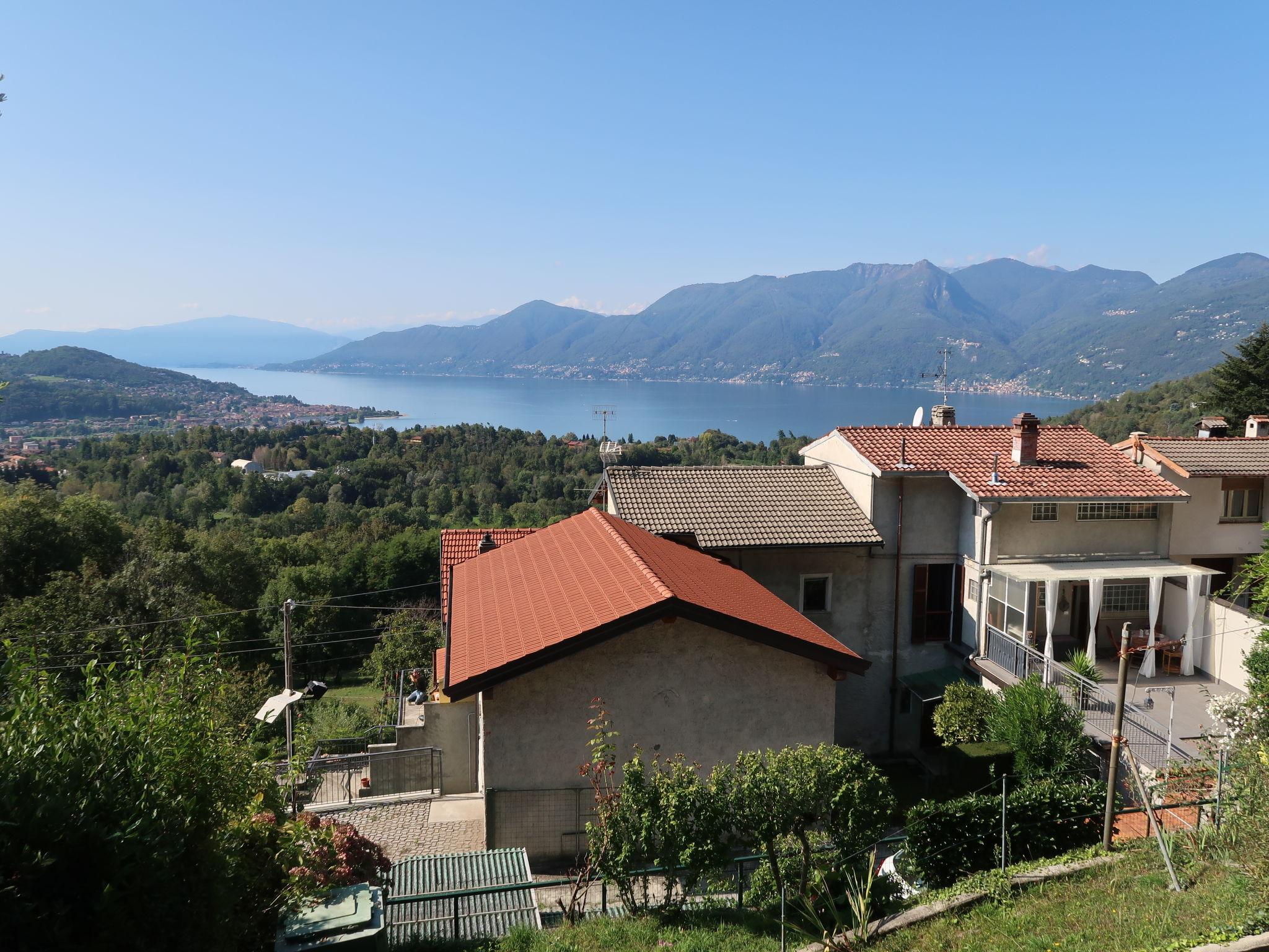 Foto 3 - Apartamento de 3 habitaciones en Luino con jardín y vistas a la montaña