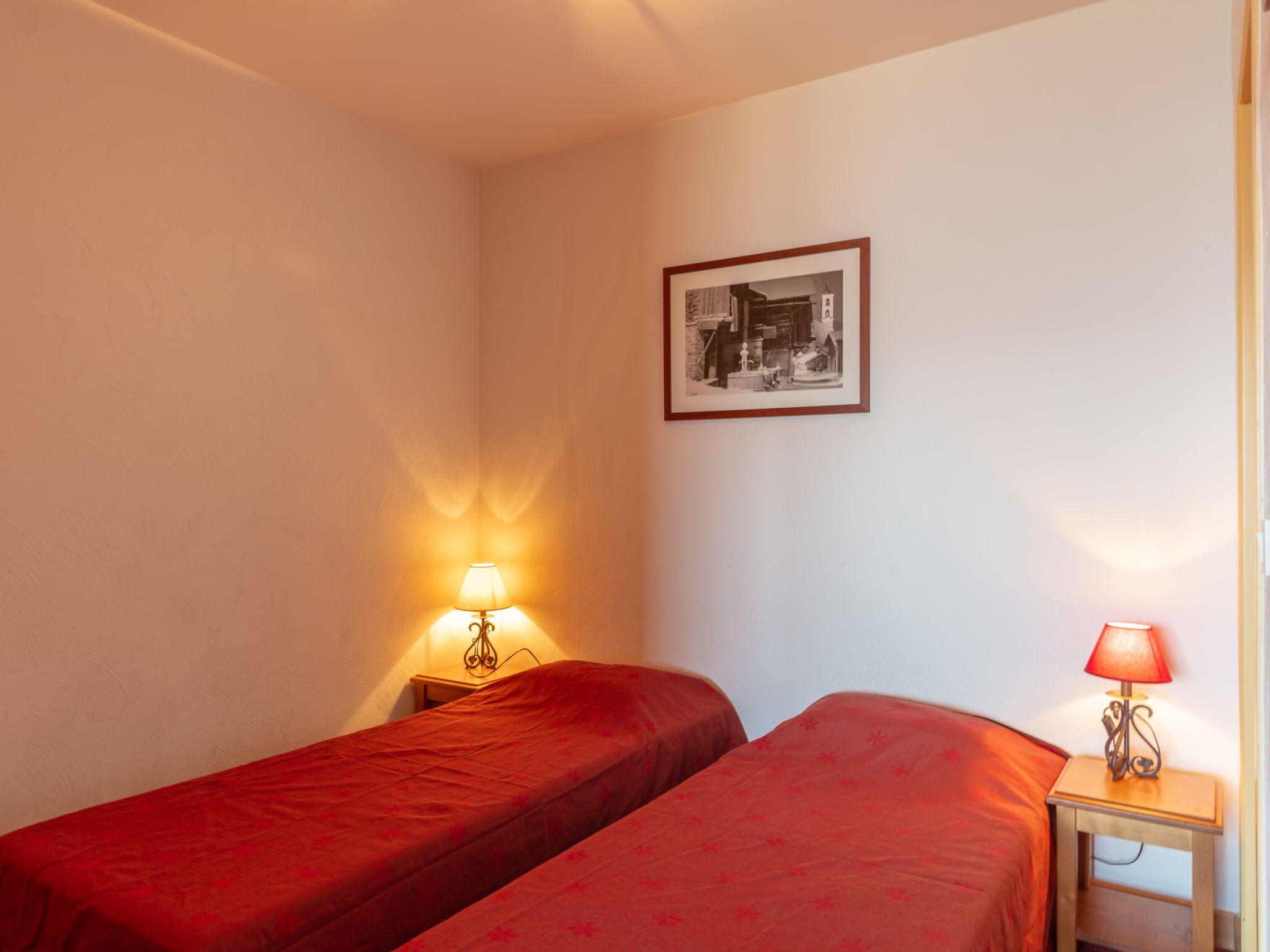 Foto 4 - Appartamento con 2 camere da letto a Villarembert con piscina e vista sulle montagne