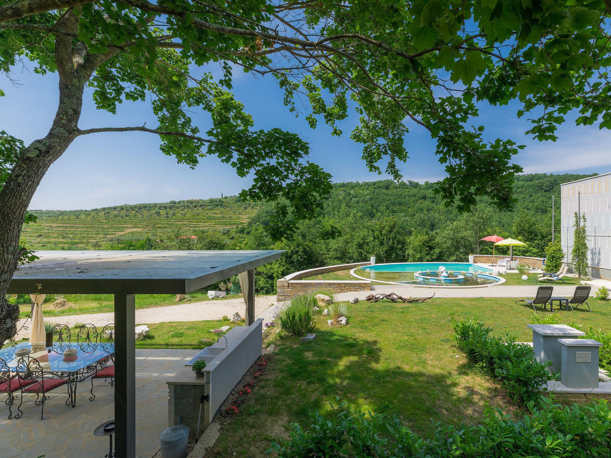 Foto 2 - Casa con 3 camere da letto a Buje con piscina privata e giardino