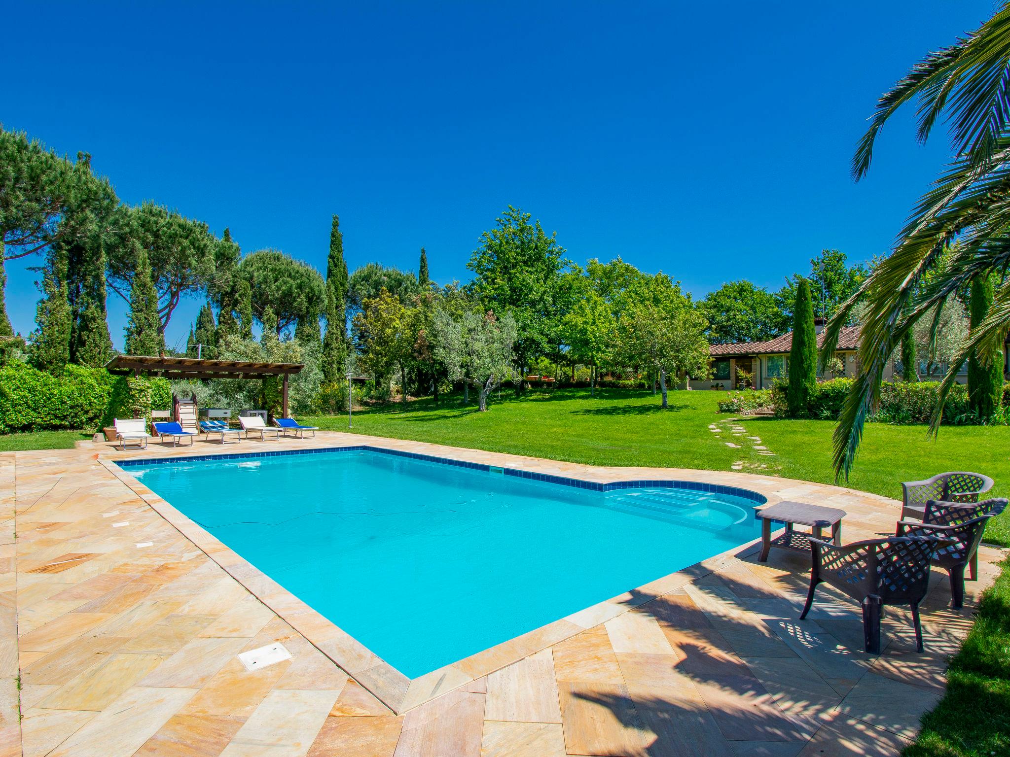 Foto 1 - Casa con 5 camere da letto a Cecina con piscina privata e giardino
