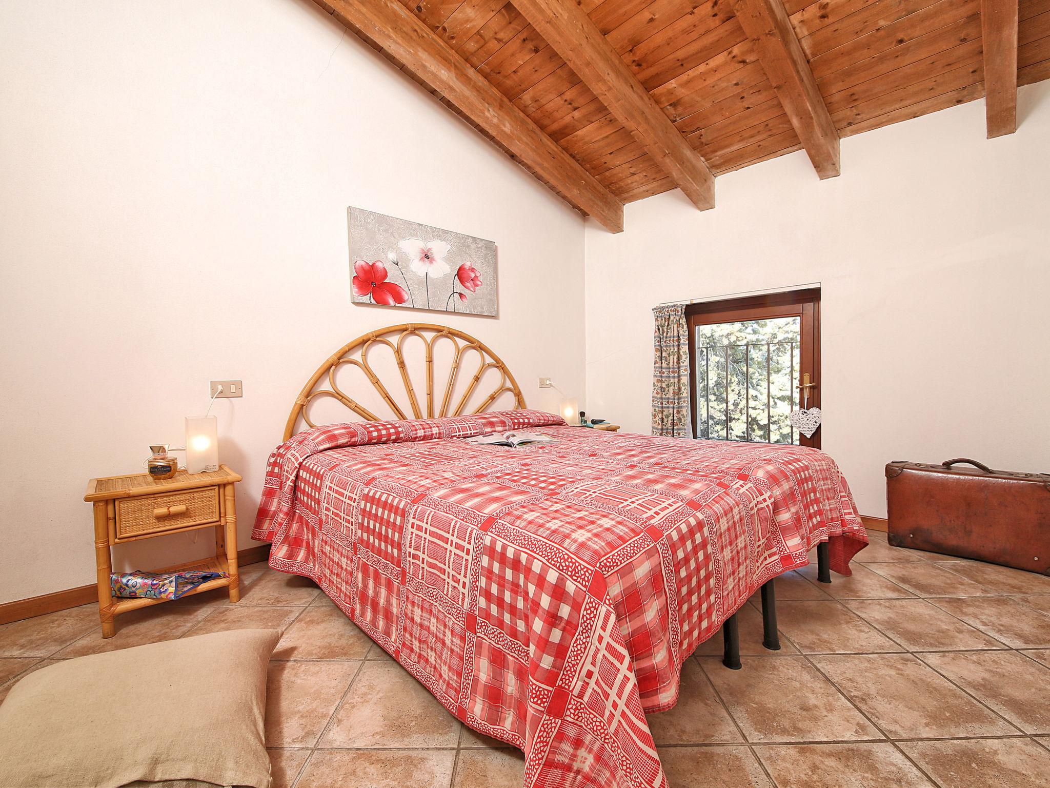 Photo 9 - 3 bedroom Apartment in Salò with swimming pool and garden