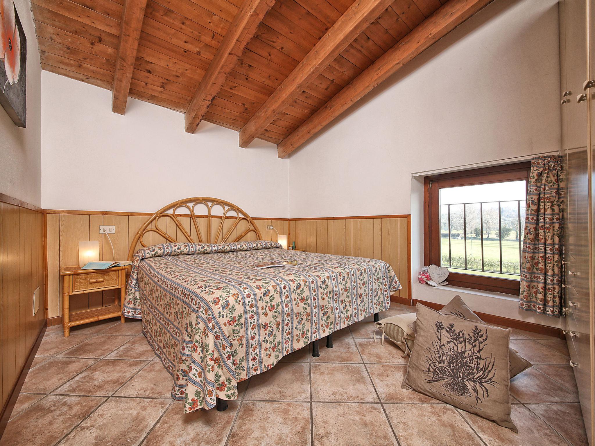 Foto 8 - Appartamento con 3 camere da letto a Salò con piscina e vista sulle montagne